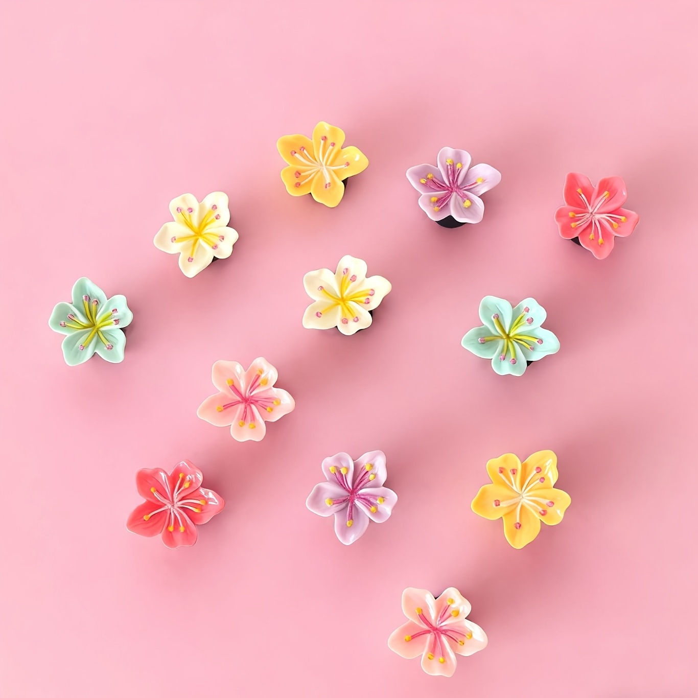 E-shop 12 bunte Schuhanhänger mit Blumendesign - Mehrfarbige, glänzende Schuhelemente für Hausschuhe, Sneaker, Sandalen - Robuste dekorative Anhänger