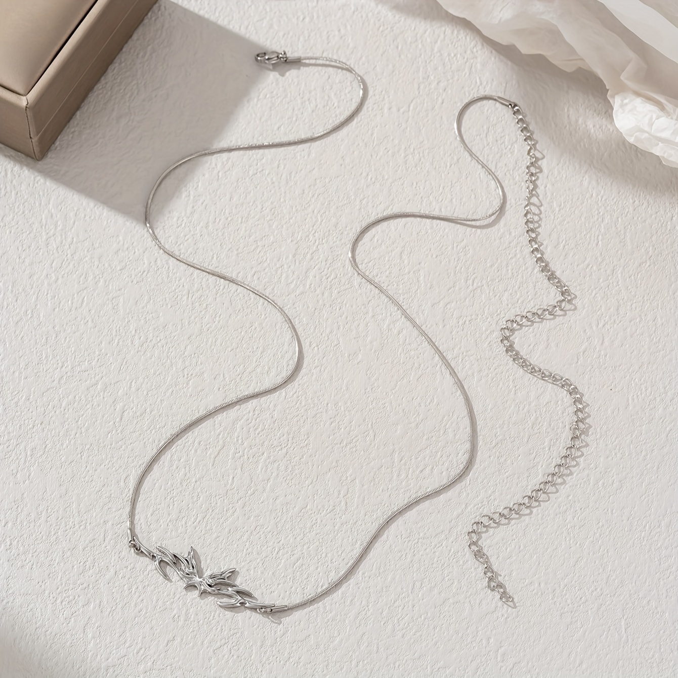 Image of A Stylish Waist Chain For Women, Featuring Y2k Irregular Geometric Round Snake Chain Waist Chain, Perfect For Parties And Vacations.