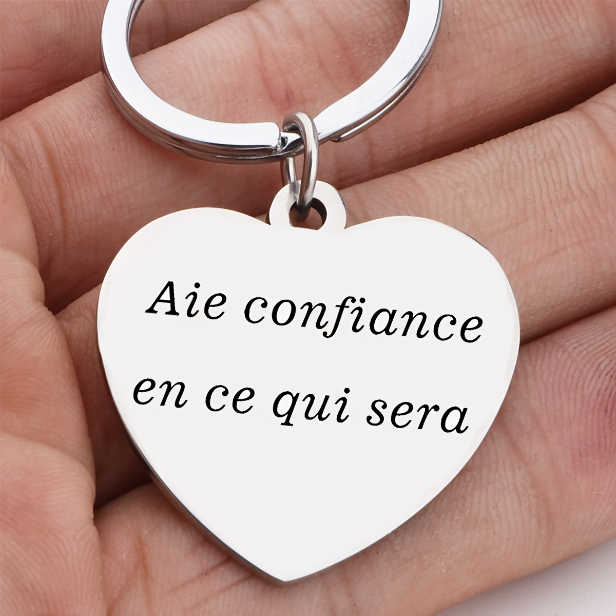 Porte-clés en acier inoxydable en forme de cœur avec une citation inspirante en français, Porte-clés gravé Crois en ce qui adviendra, cadeau parfait pour la famille et les  . détails 1