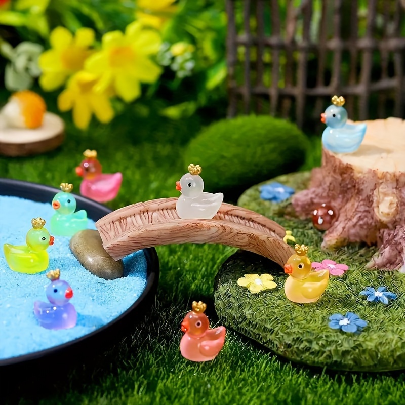 

30pcs Resin Duck Figurines With Crowns, Glow In The Dark Miniature Ducks, Decorative Craft Ducks For Garden, Porch, Lawn, Fairy Garden, Party Favors, Christmas & Halloween Holiday Decorations