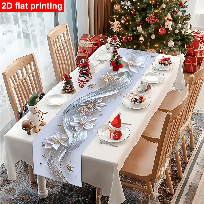 E-shop Eine Weihnachtstischdecke mit schimmernden, silberweißen Blumen und fließenden silbernen , akzentuiert mit Sternen, ist einfach, aber exquisit.