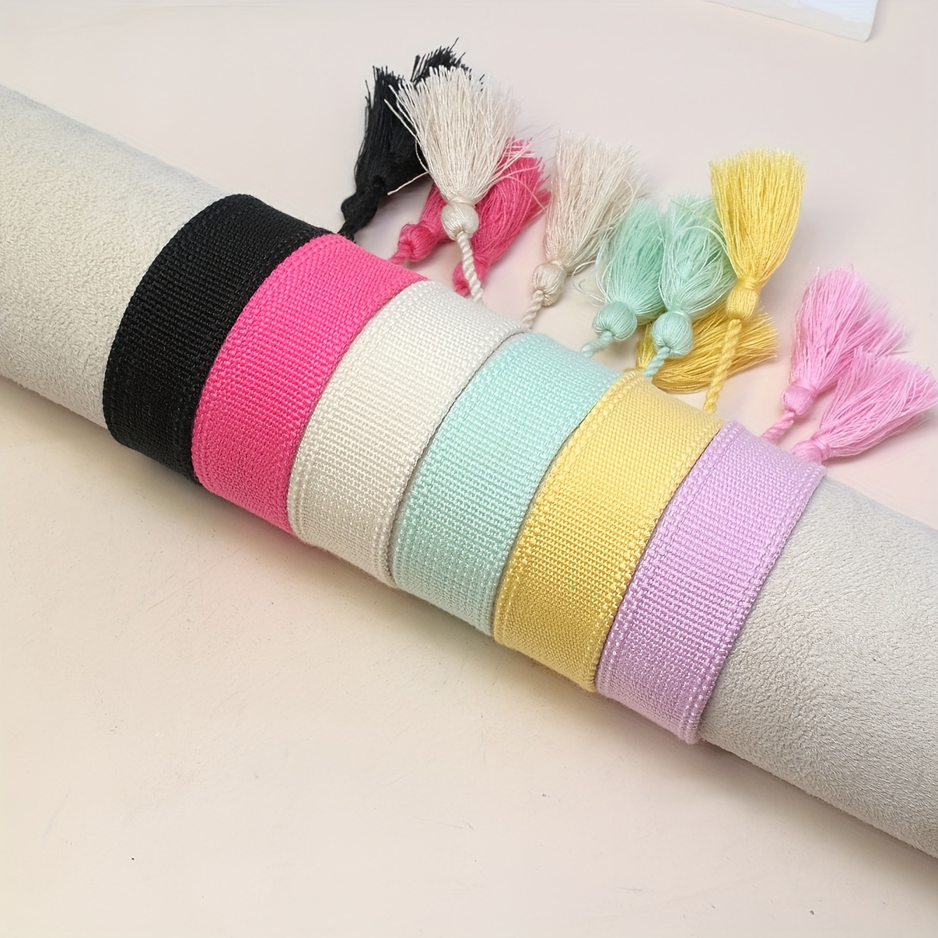 E-shop Ein Set aus 6 kreativ gestalteten, niedlichen, handgefertigten, verstellbaren Boho Vintage Quastenarmbändern, als Geschenk für Familie, Freunde,
