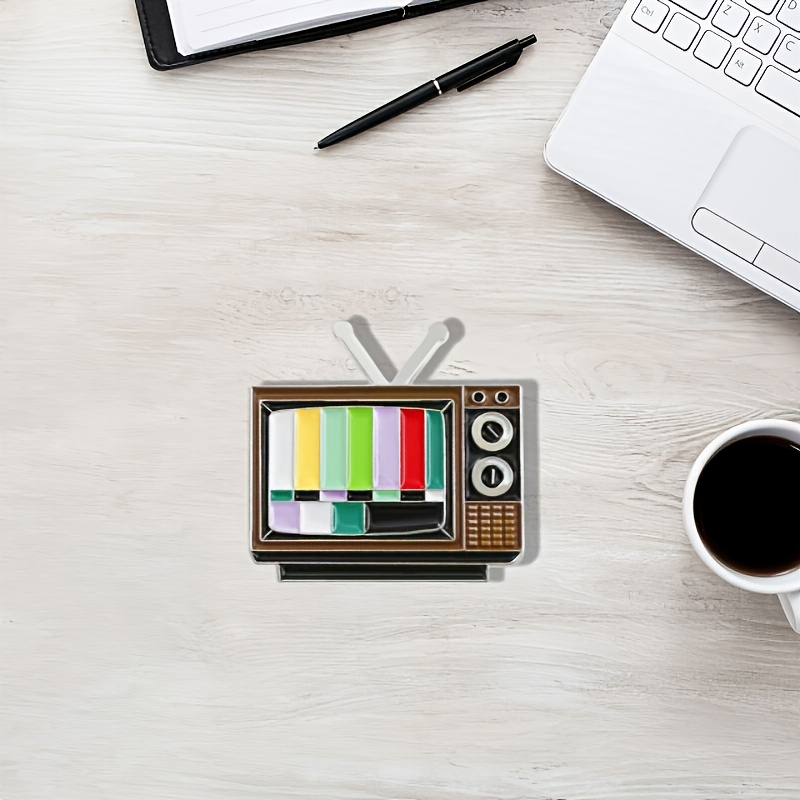 TEMU Broche metálico retro con forma de TV de los 80 - de esmalte estilo anime pantalla de TV retro colorida y perillas de volumen/canal - Joyería