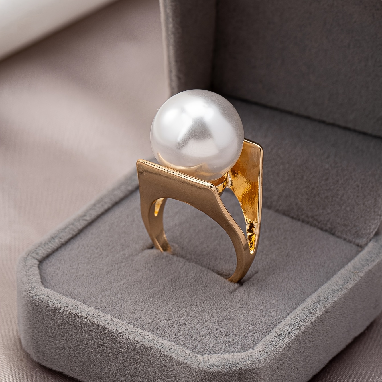 

Elegant French-inspired Y-shaped Ring With Pearl - Golden-tone Zinc Alloy, Vacation &