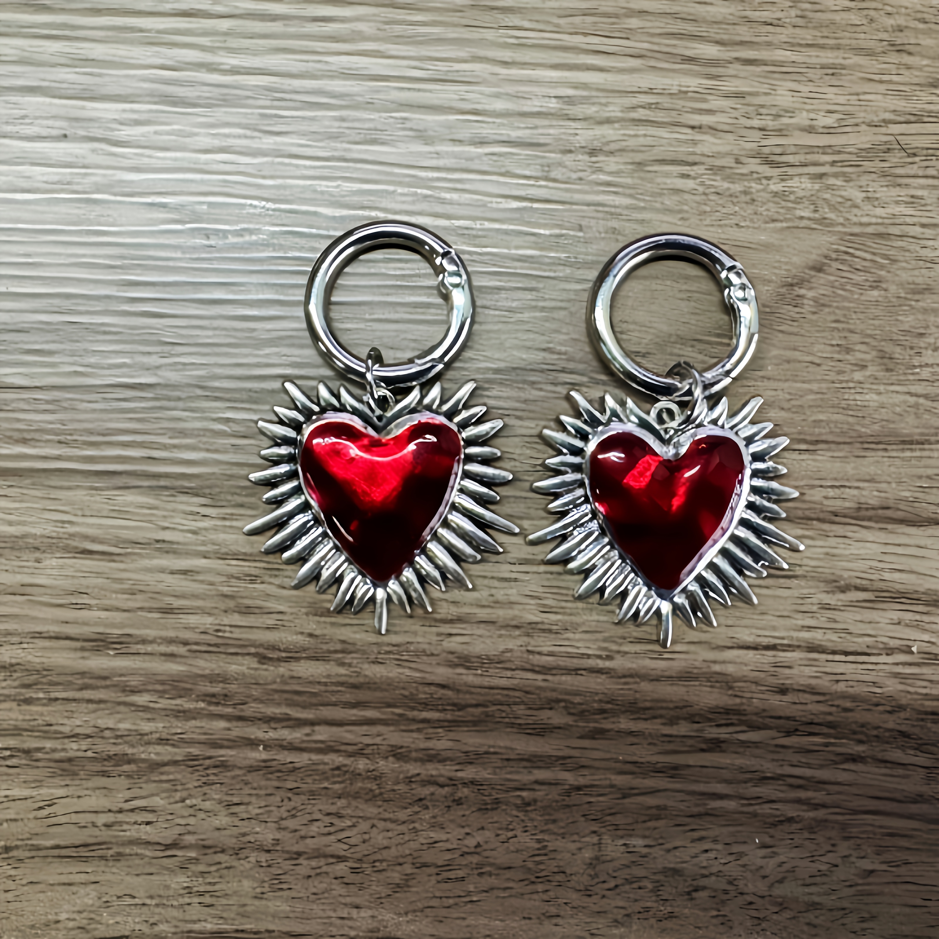 E-shop 2 Stk. Gothic Punk Rote Herz Schuhcharms - Legierung -Design, DIY Zubehör für Stiefel & Schuhe