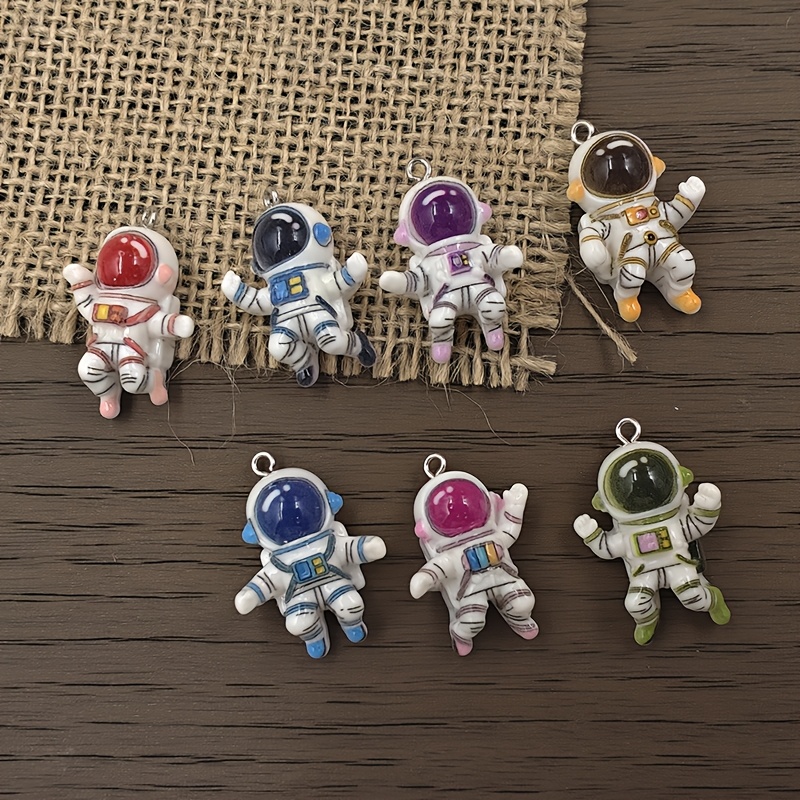 TEMU Set casuale di 7 ciondoli astronauta divertenti in resina, per di gioielli, ideali come accessori per feste, orecchini, collane, borse