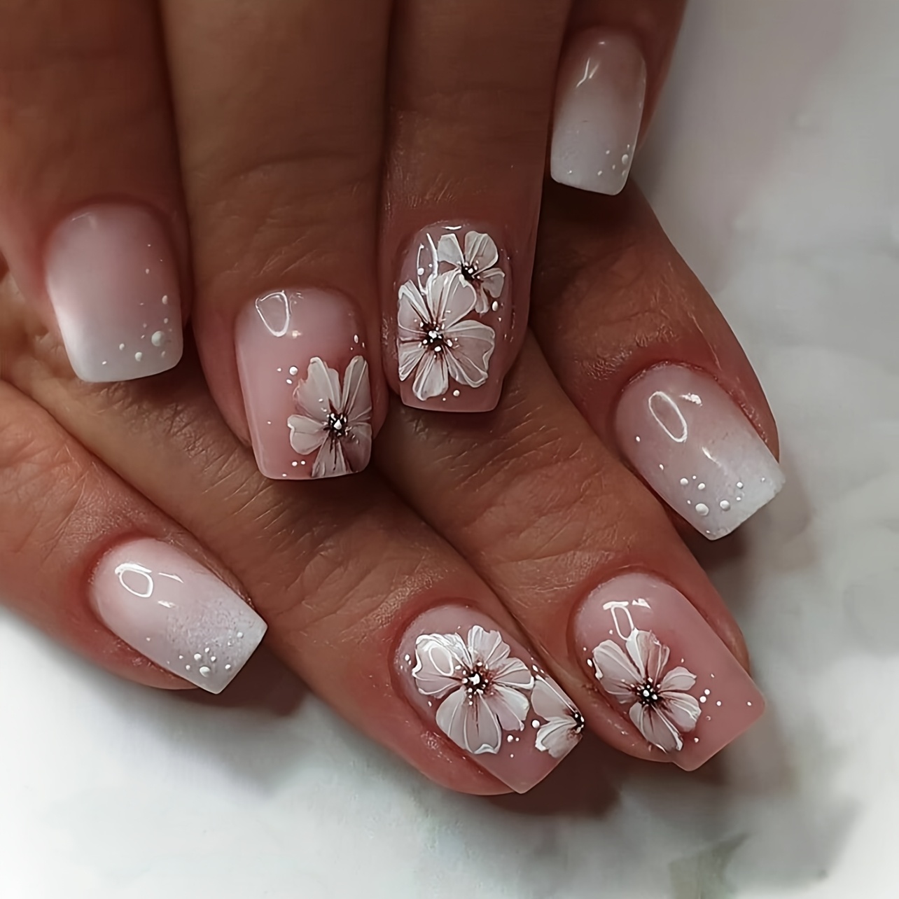 E-shop 24 Stück Sommer Frische Design Blumen Aufdrückbare Nägel Französische Weiße Farbverlauf Nägel Aufdrückbare Kurze Acrylnägel Falsche Nägel