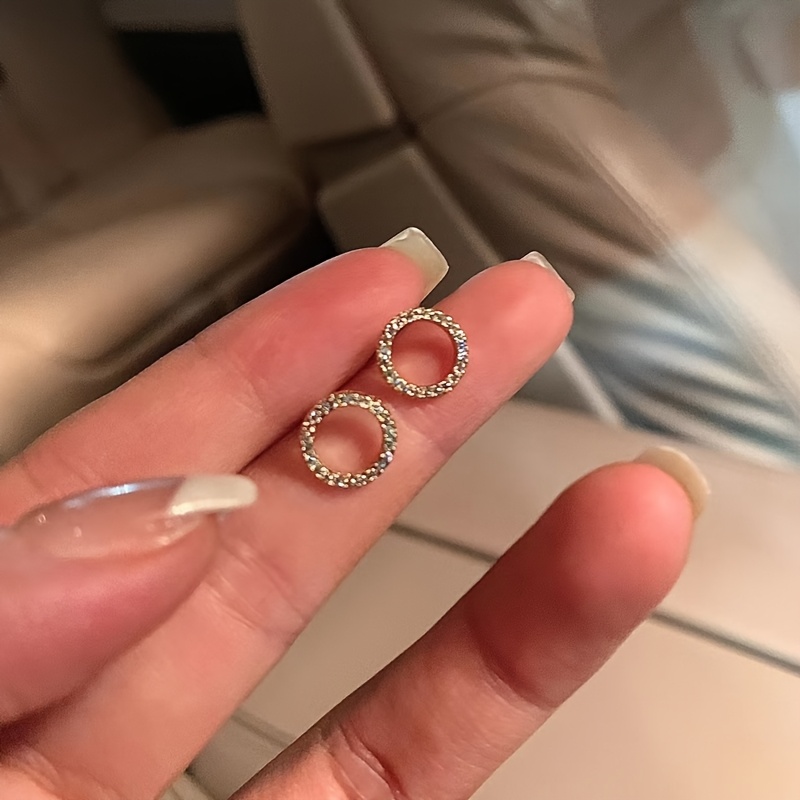 Popular Exquisite Small Round Hoop Earrings, Fashionable and Simple Light Luxury Versatile Elegant Stud Earrings