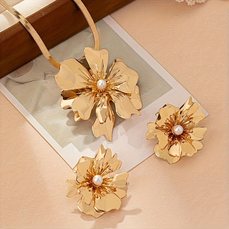Metal Flower Pendant Necklace & Earrings Set