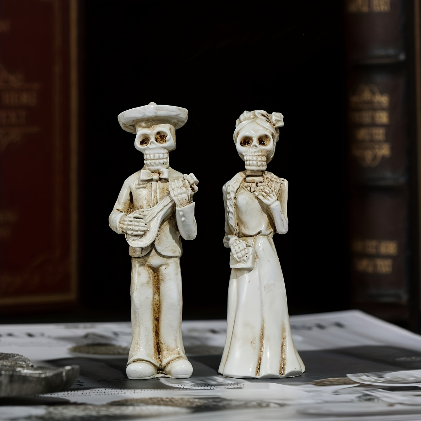 

Classic Resin Couple Decorative Figurines - Perfect For Halloween Decorating