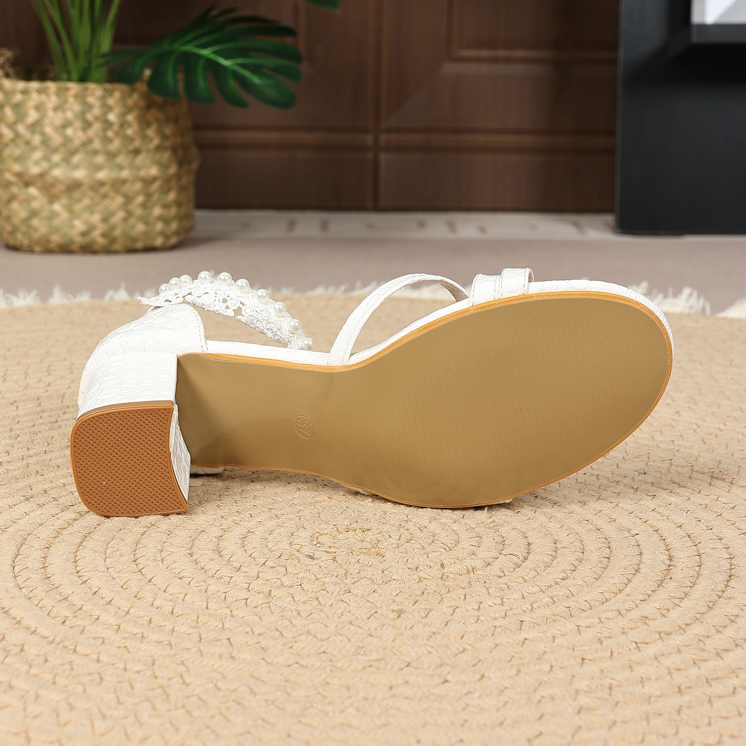 Elegant Women'S Shoes, Sweet Style Sandals, Thick Heel Round Toe, Pearl and Lace Flower Design, Suitable for Evening, Party, Wedding Wear