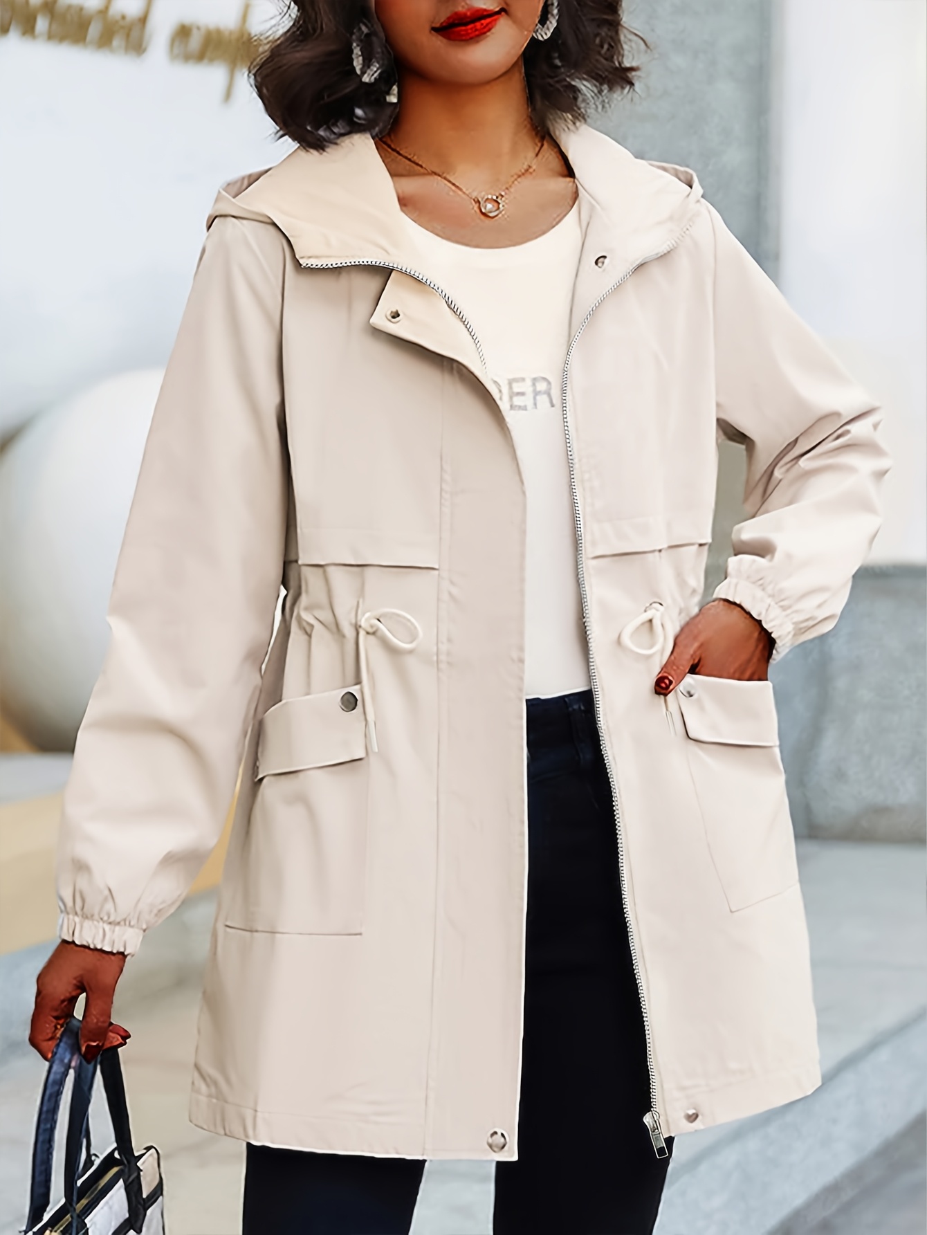 plus size dames windjack met capuchon, verstelbare trekkoord & heupgesp - knie-lengte casual jas, rits aan de  , wasbaar in de machine,   beige buitenkleding,   stof 1