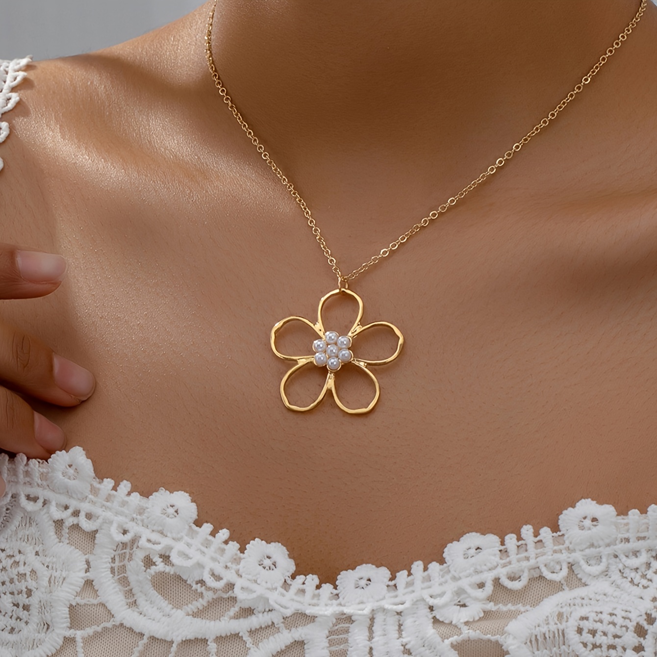 

1pc Geometric Artificial Pearl Petal Flower Pendant Necklace, Lovely Elegant Versatile Daily Travel Wear Women's Jewelry Accessory