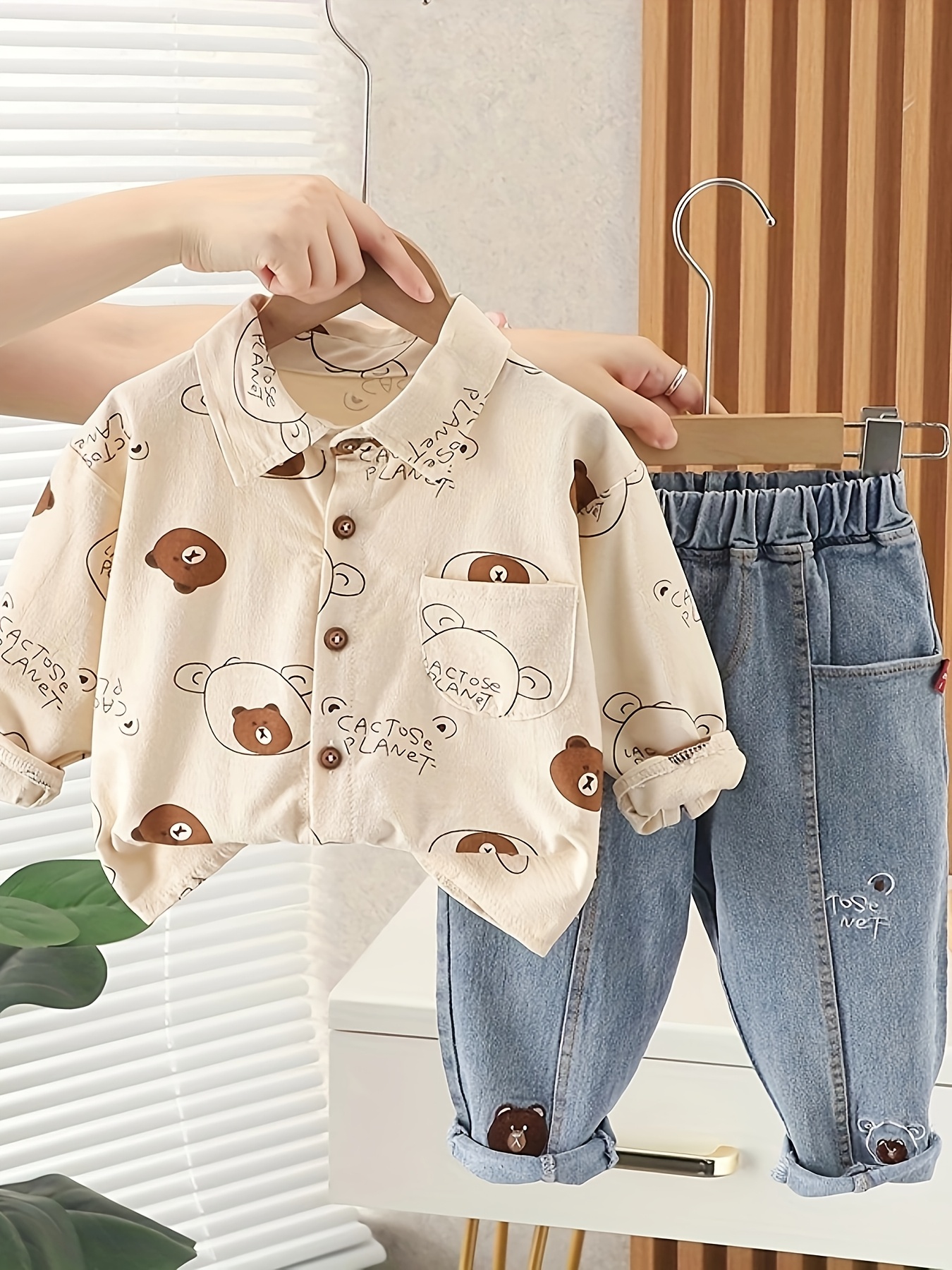 Ensemble Garçons Imprimé Ours T-shirt + Jeans 2pcs, Polyvalent et à la Mode pour le Quotidien et les Festivals, Parfait pour l'Extérieur