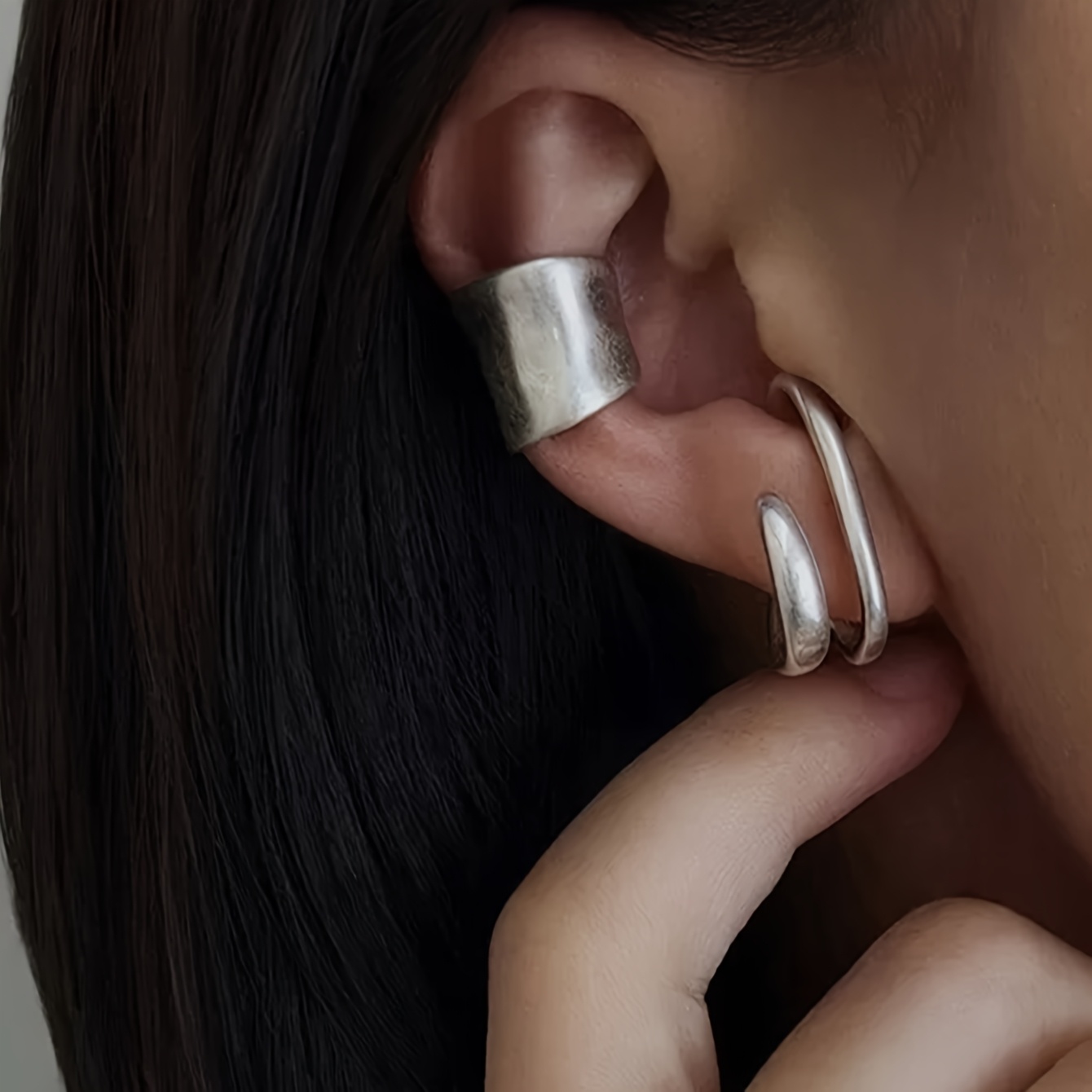 E-shop Ein Paar stilvolle, minimalistische, kühle, hochwertige Ohrclips für Damen mit geometrischem Design, mit einzigartigem Temperament, vielseitig