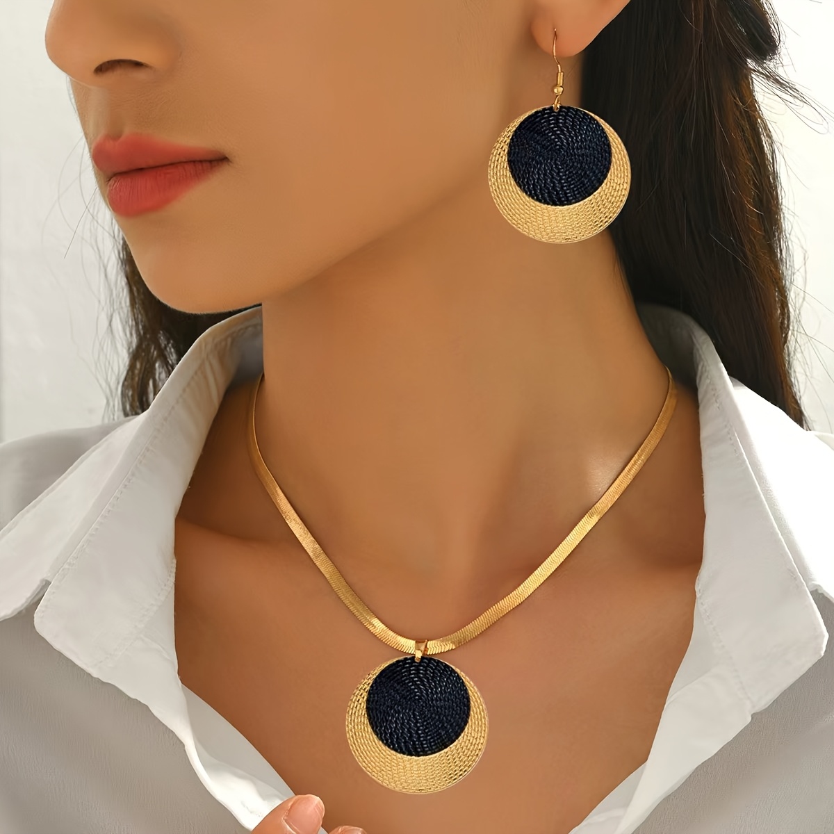 TEMU Un set di due pezzi con un elegante e minimalista collana e orecchini in metallo da donna. Questo set di gioielli pezzi rotondi geometrici e a