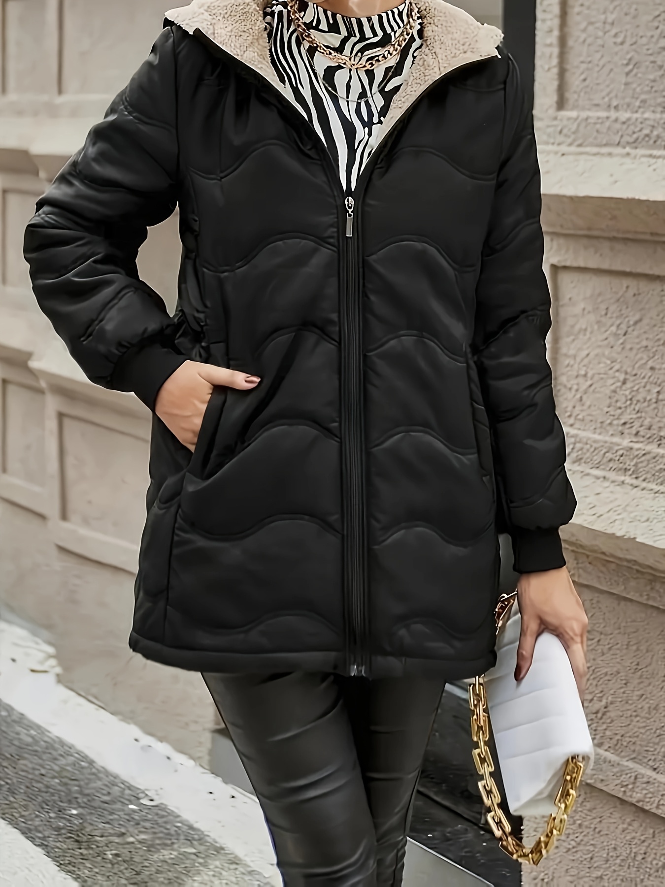 Chaqueta Elegante con Forro Polar para Mujer, Capucha y Bolsillos 100%  Poliéster, Color Lavable a Máquina Larga de Corte Regular para