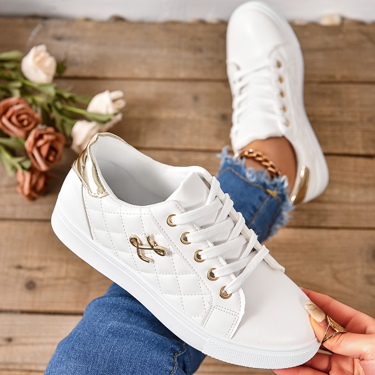 

Women's Quilted Skate Shoes, Metallic Buckle Decor Low Top Flat Sneakers, Casual White Walking Trainers