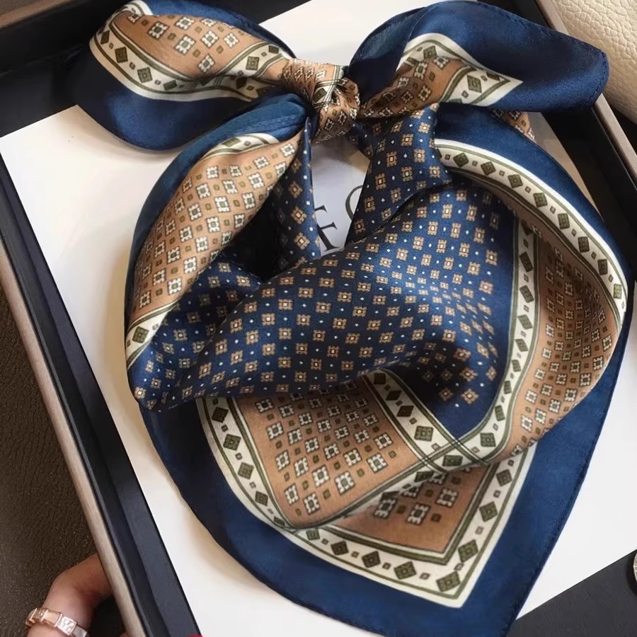 E-shop Eleganter Marineblauer Quadratschal mit Satin Glanz - Nicht-elastischer Weicher Schal Geeignet für Alle Jahreszeiten, Strandpartys &