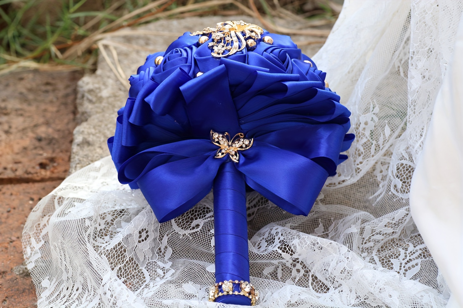   kuyov qizlar uchun buket boy qizil shokoladli güllar, kristal va marjon aksessuarlari bilan to'ldirilgan  to'y to'ylari tafsilotlari 12