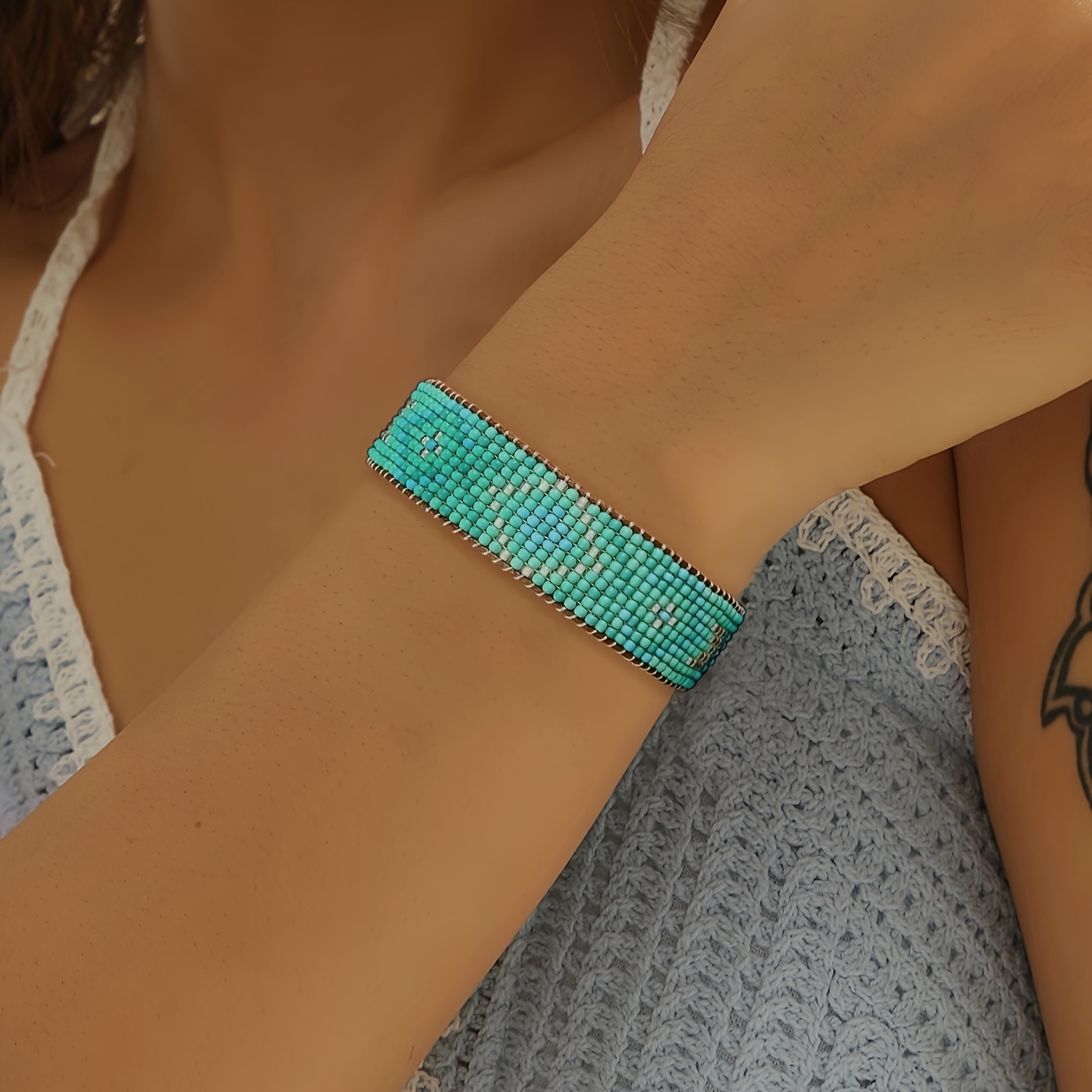 E-shop Boho-Chic Grünes Perlenarmband - Handgefertigte Glasreisperlen, Geometrisches Muster | Eleganter & Stilvoller Schmuck für Freizeitkleidung & zum