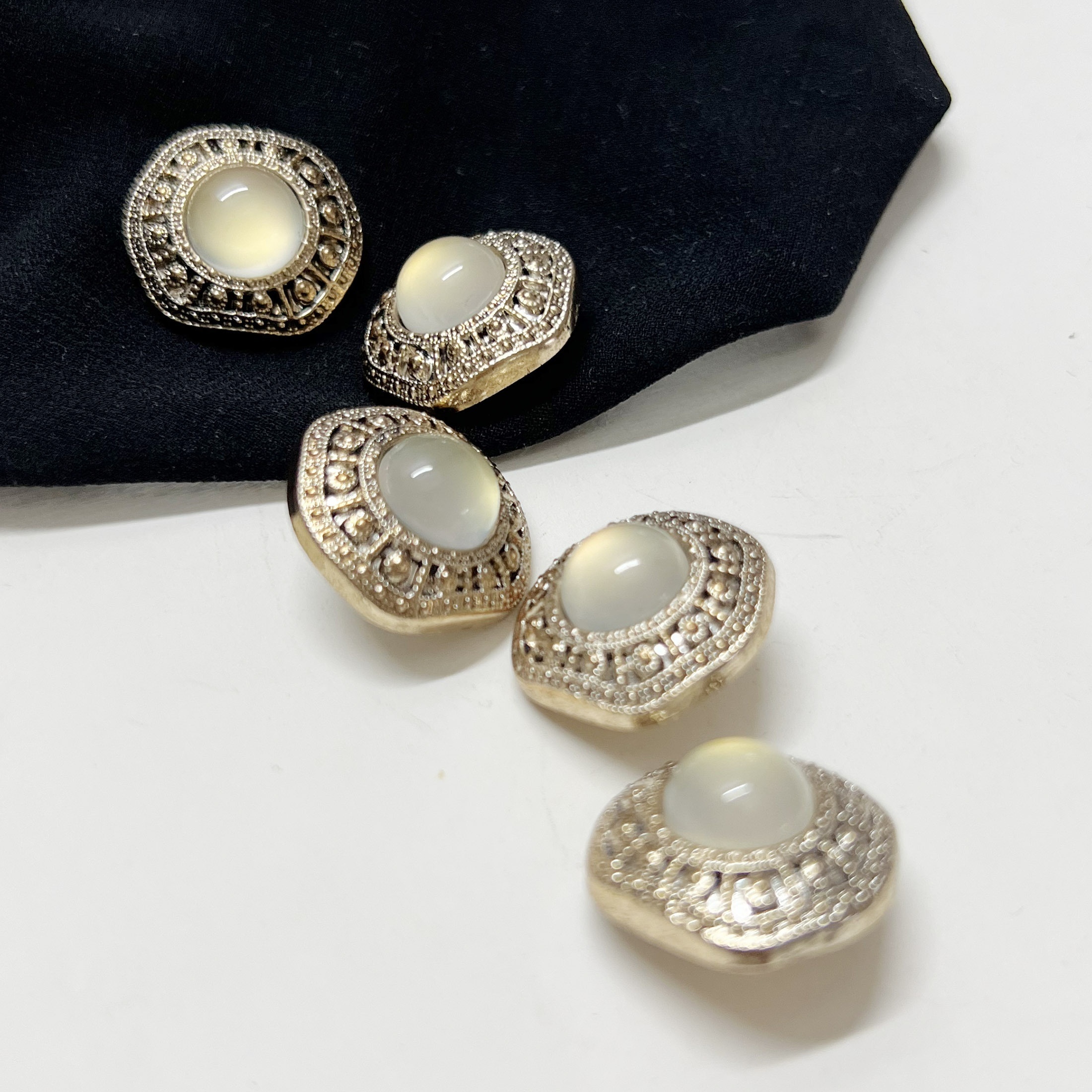 TEMU Lot de 5 boutons géométriques noircis de 2,1 cm style avec incrustation de perle œil de chat, pour manteaux, vêtements d'extérieur, pulls,