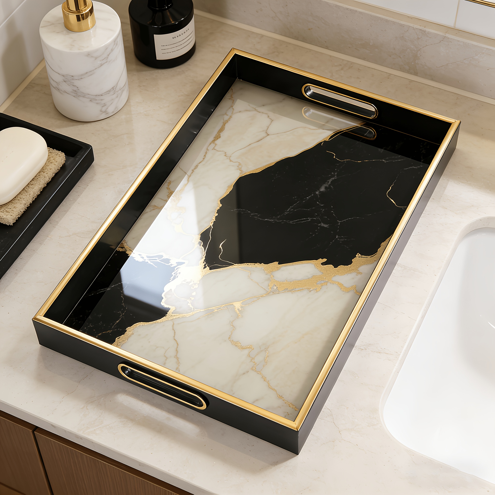 elegantes tablett mit schwarz-goldadrigem marmor-glasdruck. parfüm- aromatherapie-wiedergeburtstablett, schmucktabletts