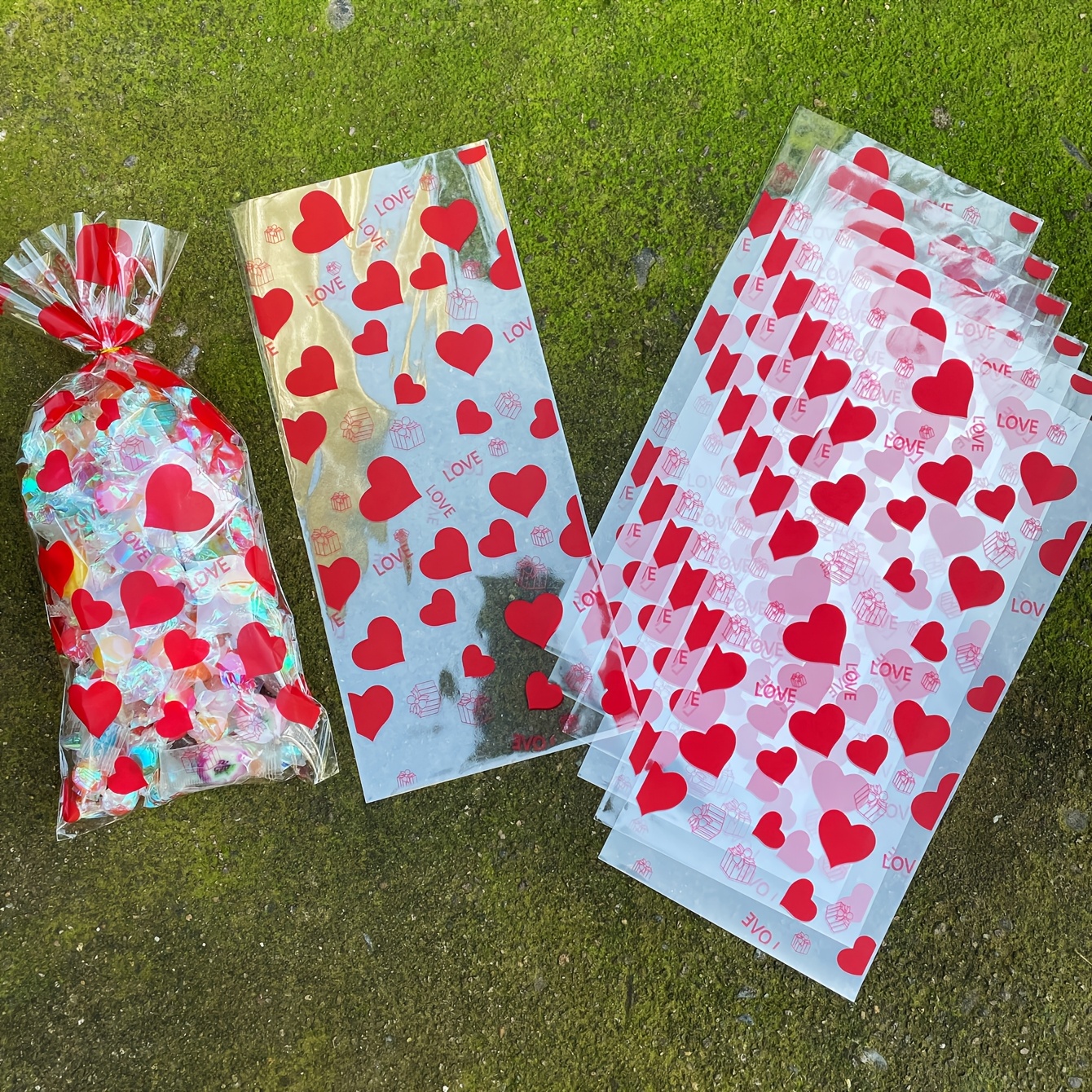 

50 sacs cadeaux imprimés en cœur rouge avec des cravates dorées, sacs en plastique transparent OPPE pour la Saint-Valentin, emballage cadeau pour couples, décorations de fête sur le thème de