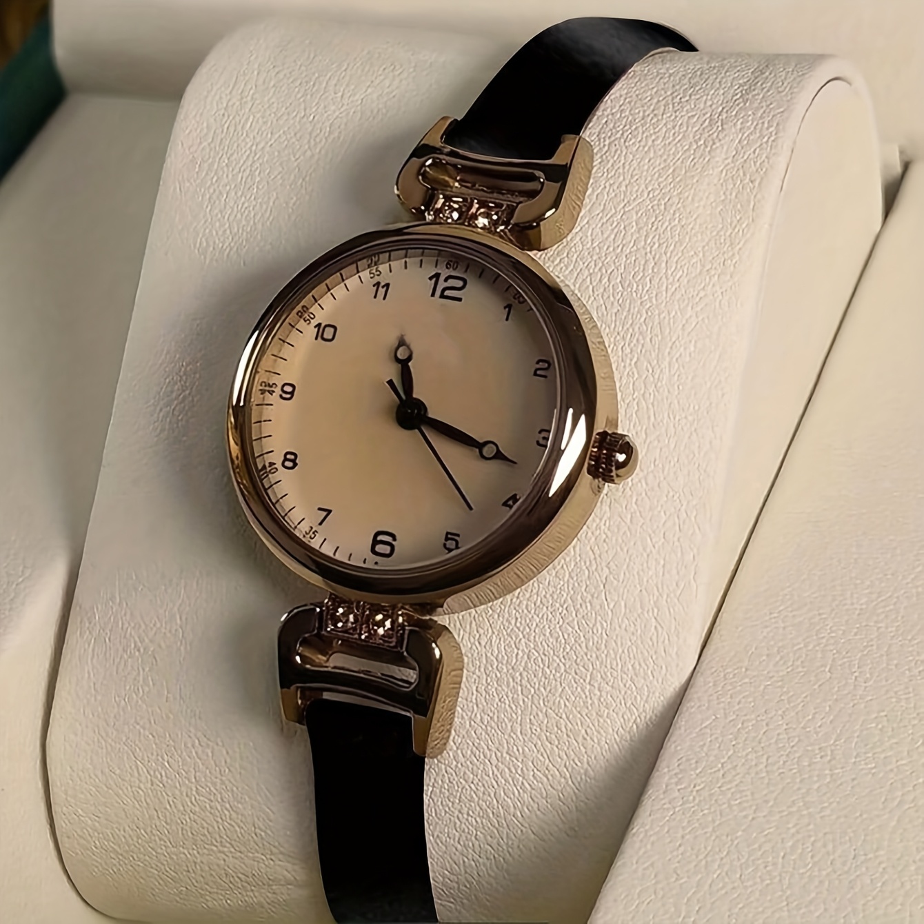 1pc Women's Faux Leather Band Round Dial Small Face Retro British Style Niche Luxury Quartz Watch, Suitable for Daily Wear