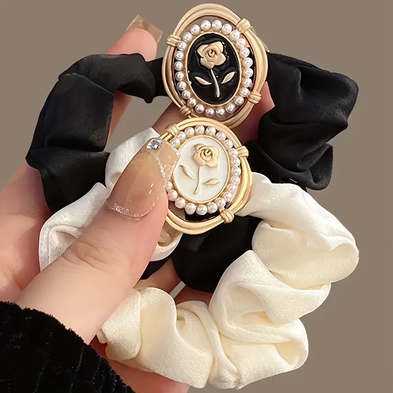 E-shop 2 Stück Elegante Schwarz-Weiße Rosen-Haargummis, Vintage-Stoff-Gummi mit Blumenmuster – für den , Partys und Urlaub, Haaraccessoires