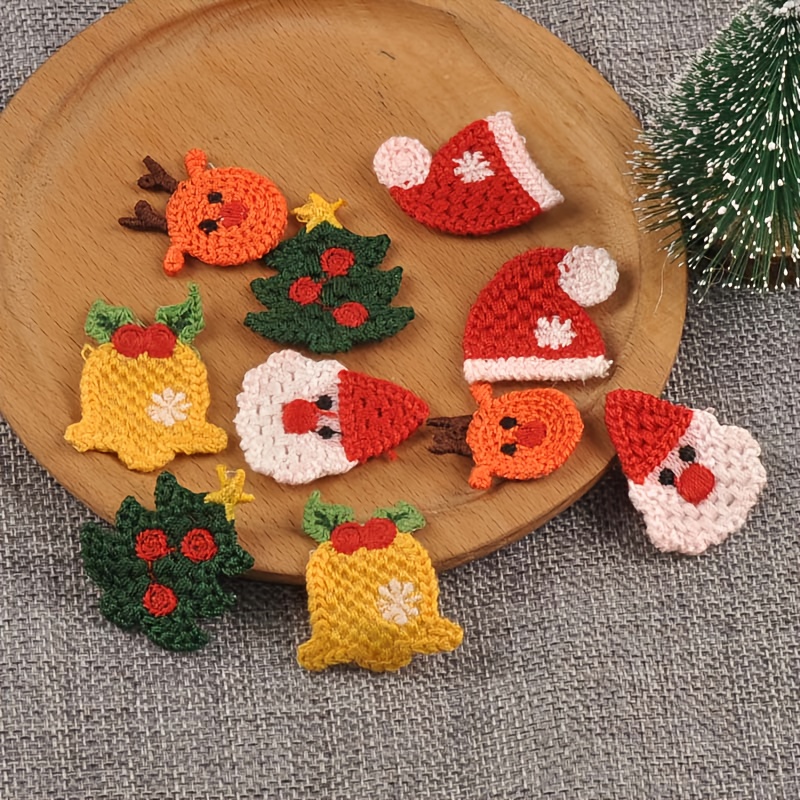 TEMU 10 pièces de chapeaux de Noël multicolores de 3-4 cm avec d'arbres et de de neige, en tissu pelucheux. Mélangés aléatoirement adhésif, idéaux