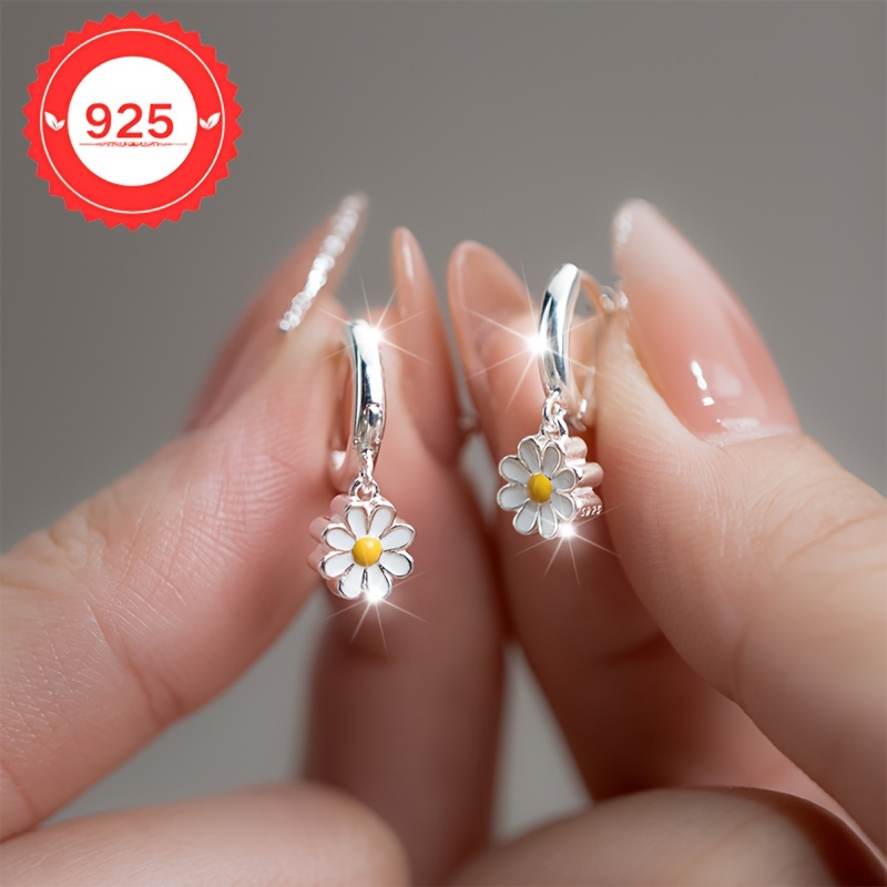 

A Pair Of Earrings, S925 Silver Minimalist Small Daisy Earrings, Fresh And Artistic, Fashionable And Elegant, A Gift For Girls, Suitable For , Parties, And Gifts - Elegant Jewelry For All .