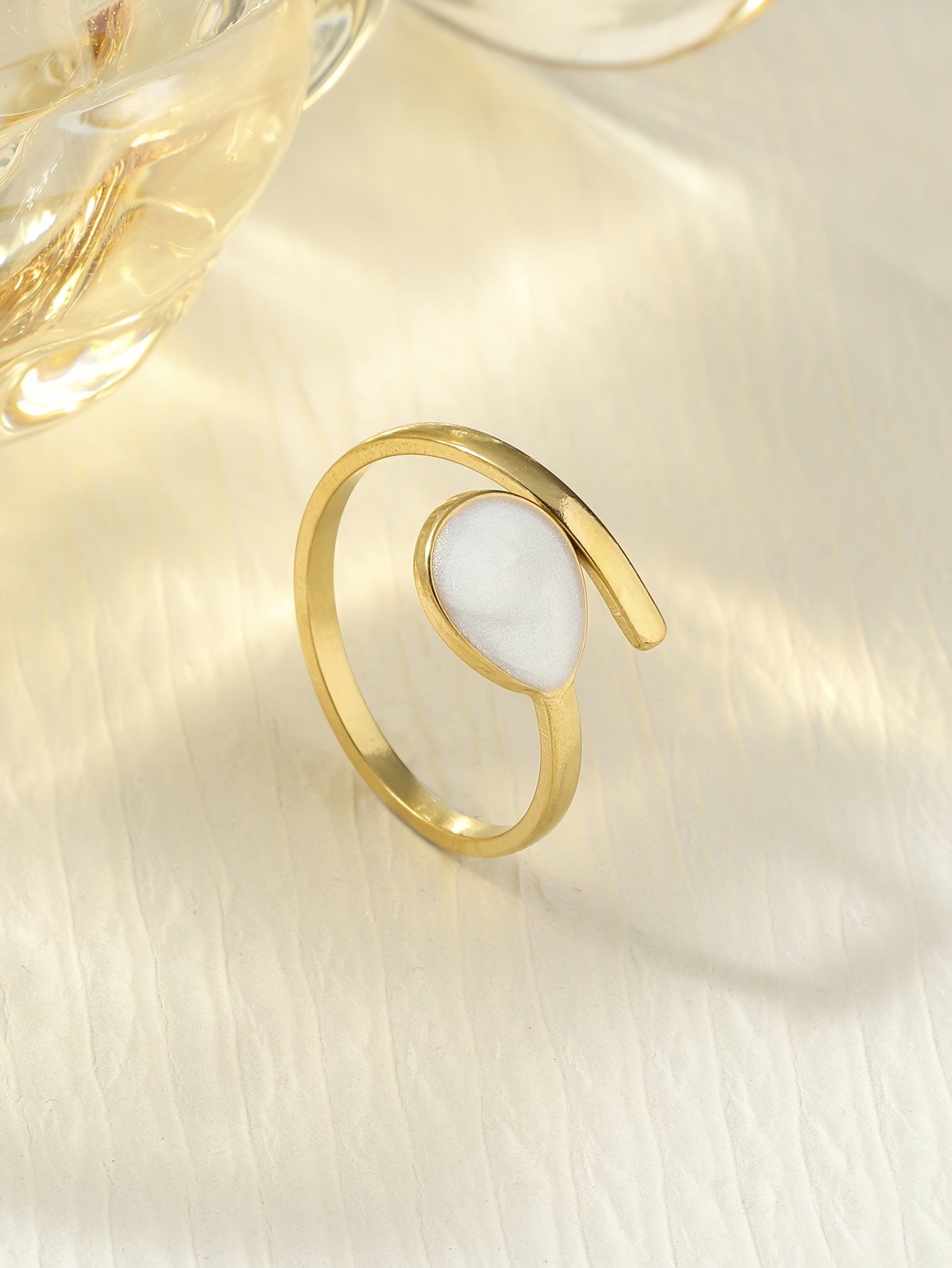 טבעת פתוחה זו מפלדת אל-חלד צבעונית זו עם עיצוב טיפת אמייל מושלמת ללבוש יומיומי של נשים, טיולים קז'ואל, חופשות, עבודה, לימודים, מסיבות, דייטים, או כמתנה לחגיגות יום האהבה ויום האם