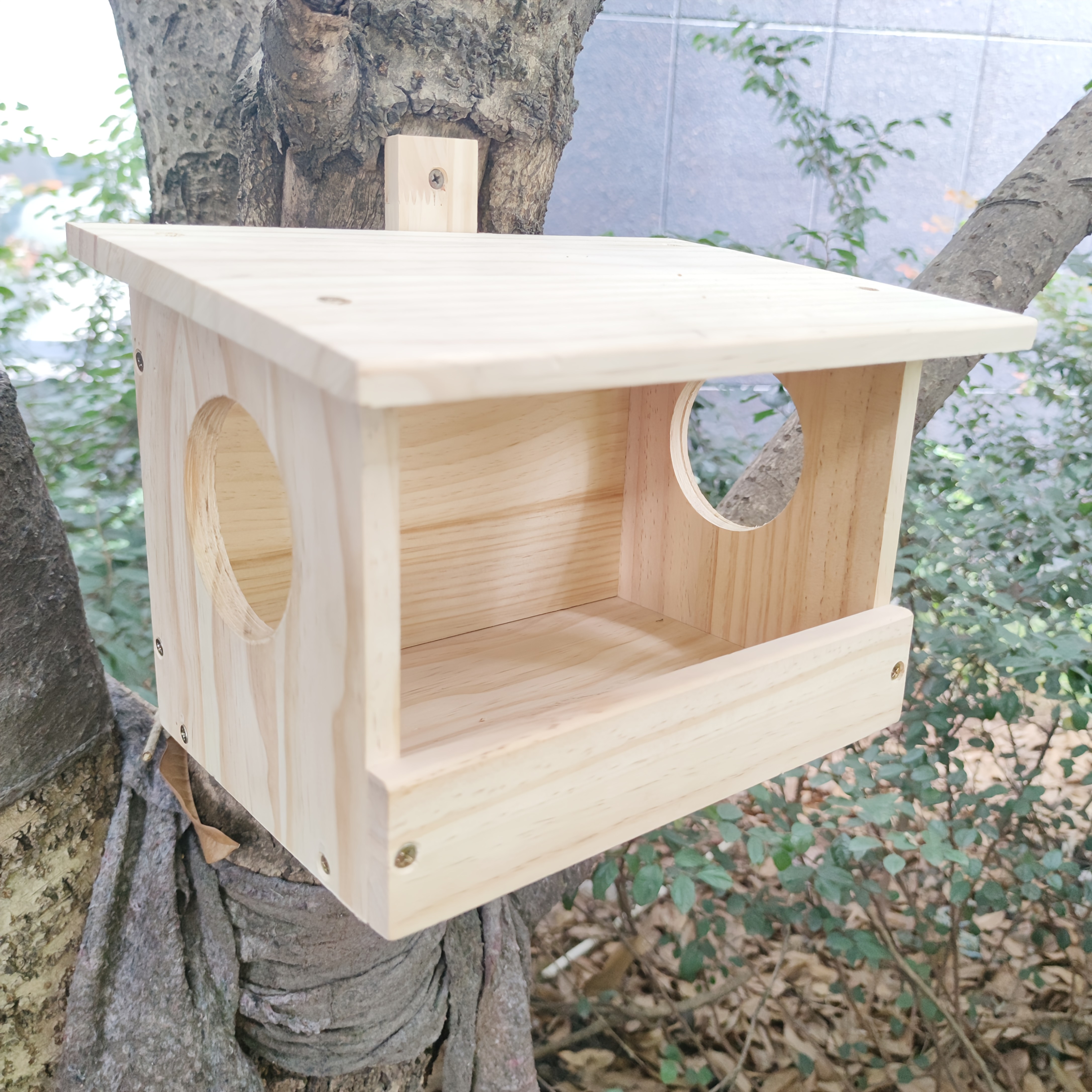 Bird Feeder 26cm/20cm/20cm Large Size Wooden Feeder Wall-mounted Squirrel Feeder Assembly Birdhouse Platform Shelter Birdhouse Three-sided Large Entrance Birds Squirrels Universal