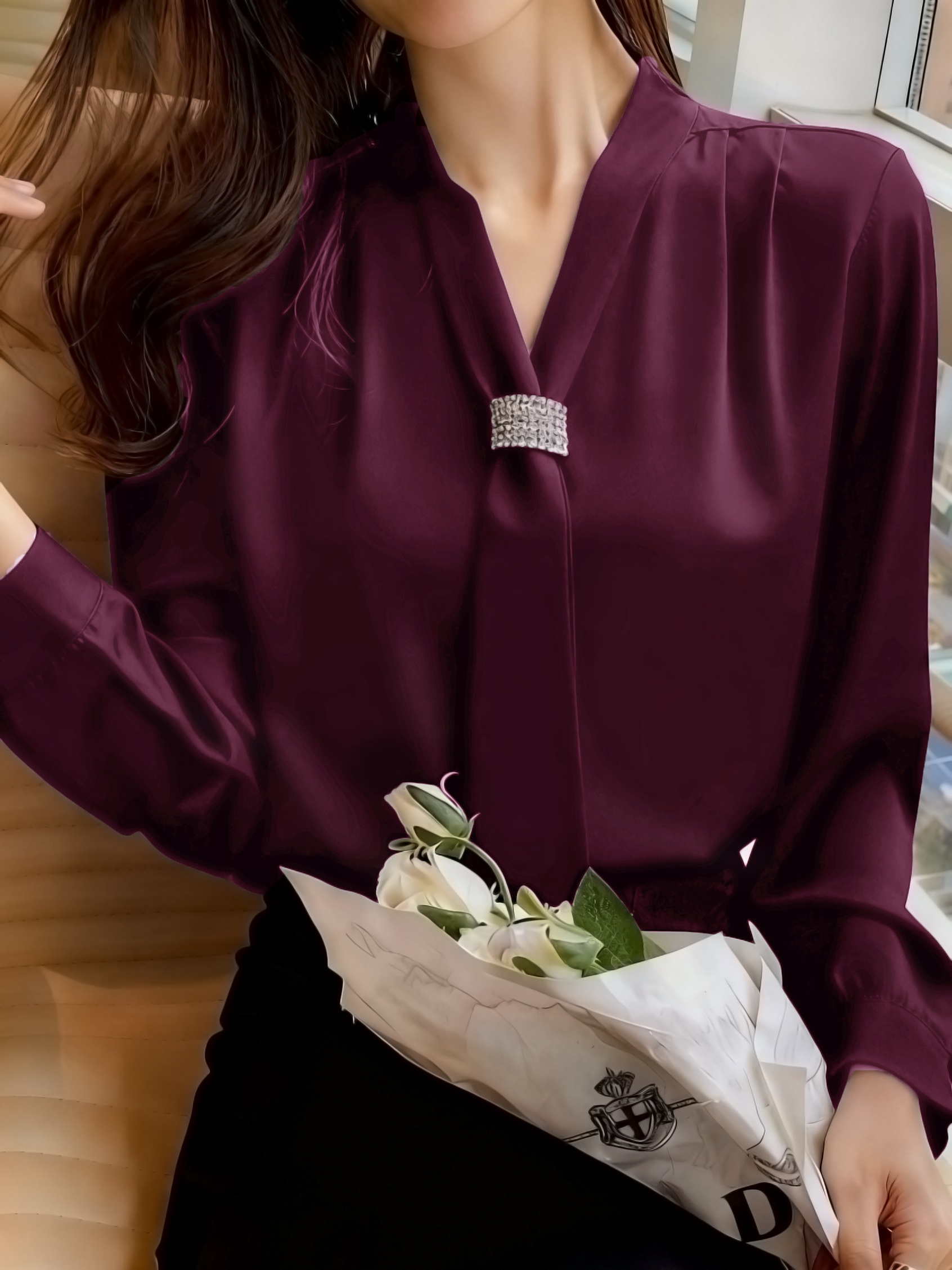Elegante Blusa de Satén Inspirada en el Medio Oriente para Mujer - Camisa de Manga Larga con Cuello en V y Detalle de Lazo en Color Burdeos Sólido, Lavable a Máquina y Ajuste Sastre para Uso en Todas las Estaciones, Atuendo Formal, Acabado Elegante