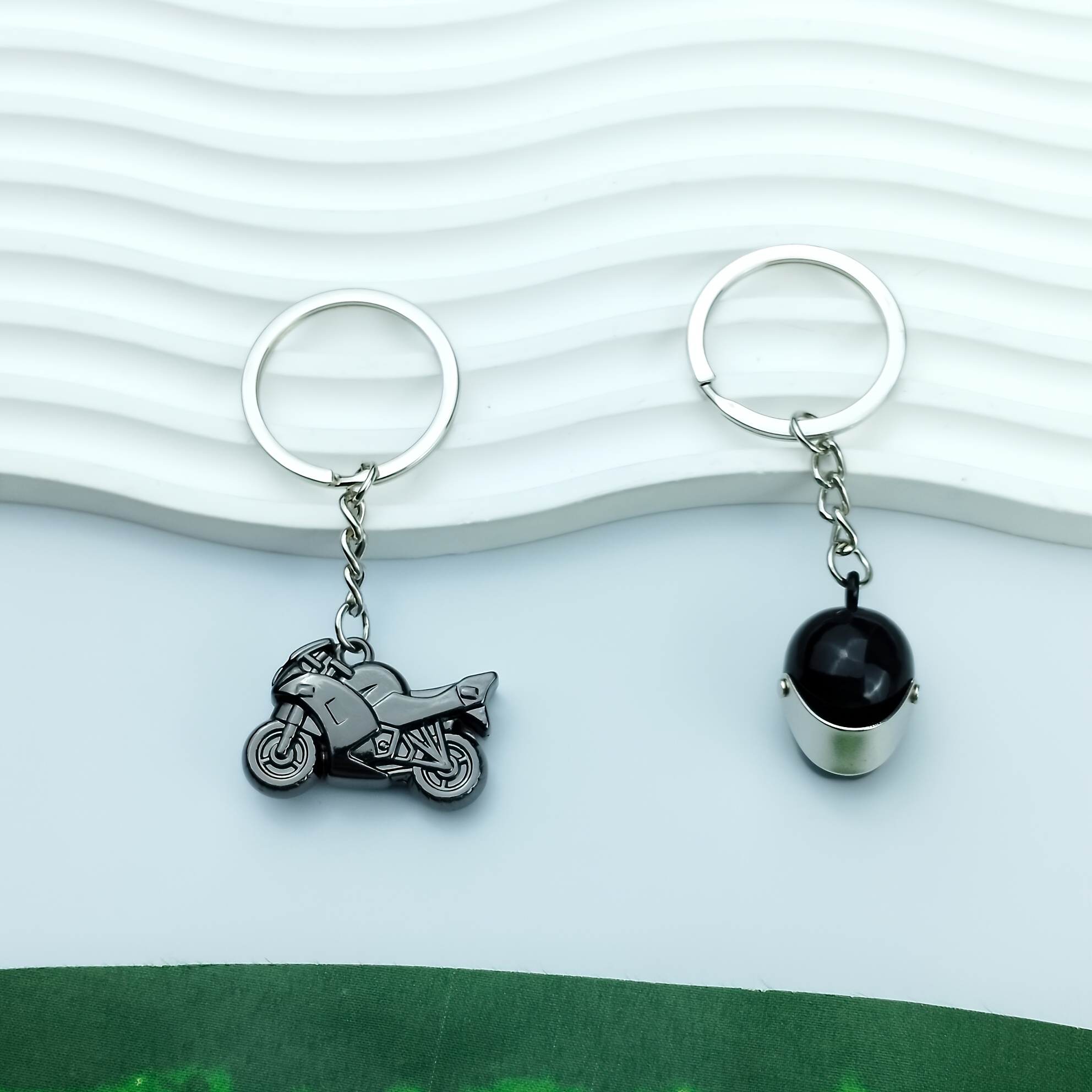 TEMU 2pcs Creative Motocycle And Helmet Keychain, Ideal Gift Alloy Keyring For Valentine's Day, Fathers' Day, Christmas Gifts