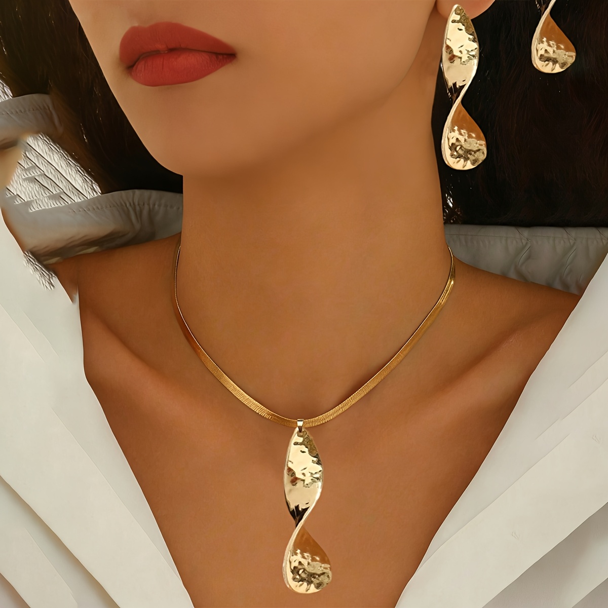 2pcs Teardrop-Shaped Necklace & Stud Earrings Set in Metallic Gold