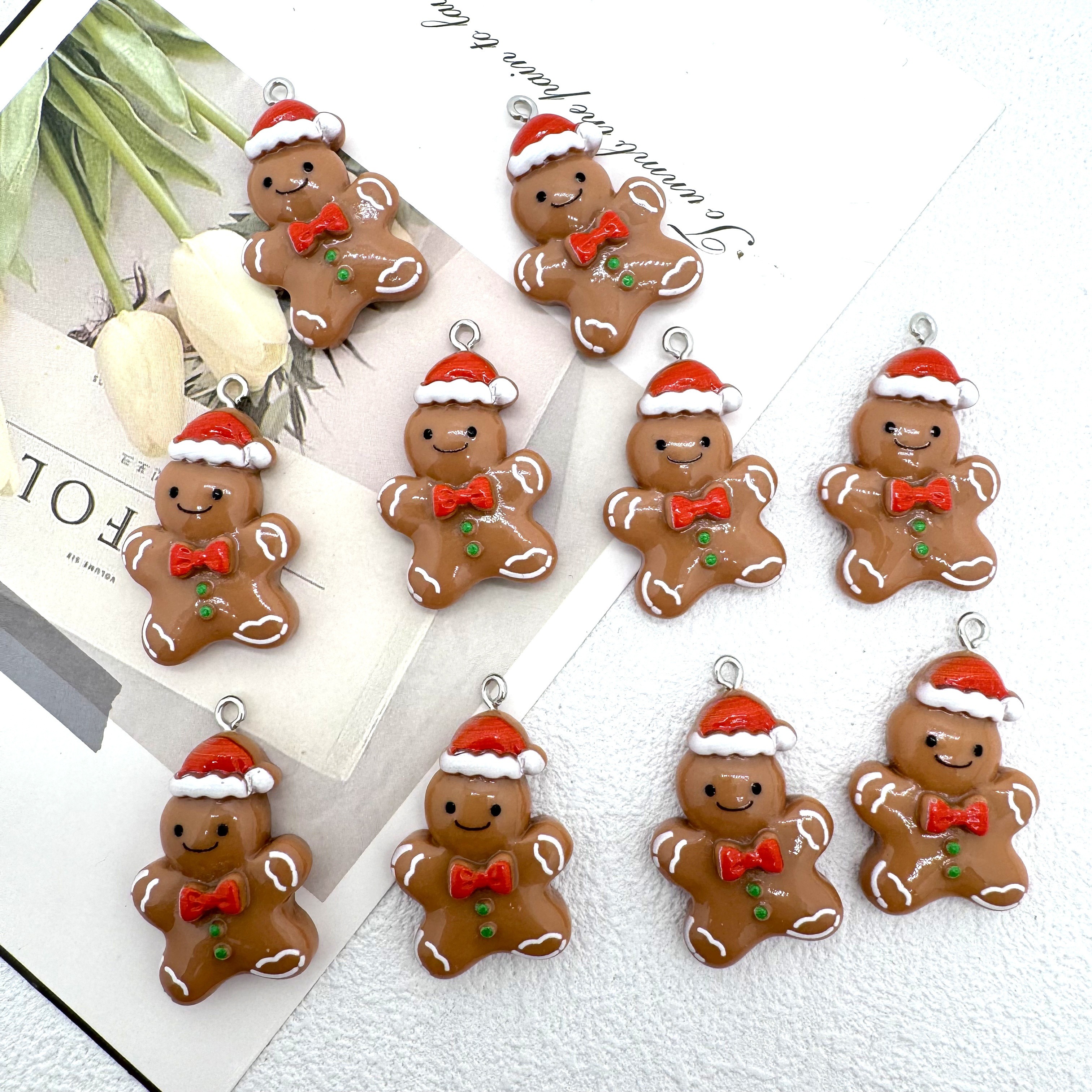 

10pcs Resin Gingerbread For Man Pendant With Christmas Hat, Suitable For Making, Earrings, Necklaces, Bag And Key Chain Accessories, Gingerbread Christmas Decorations