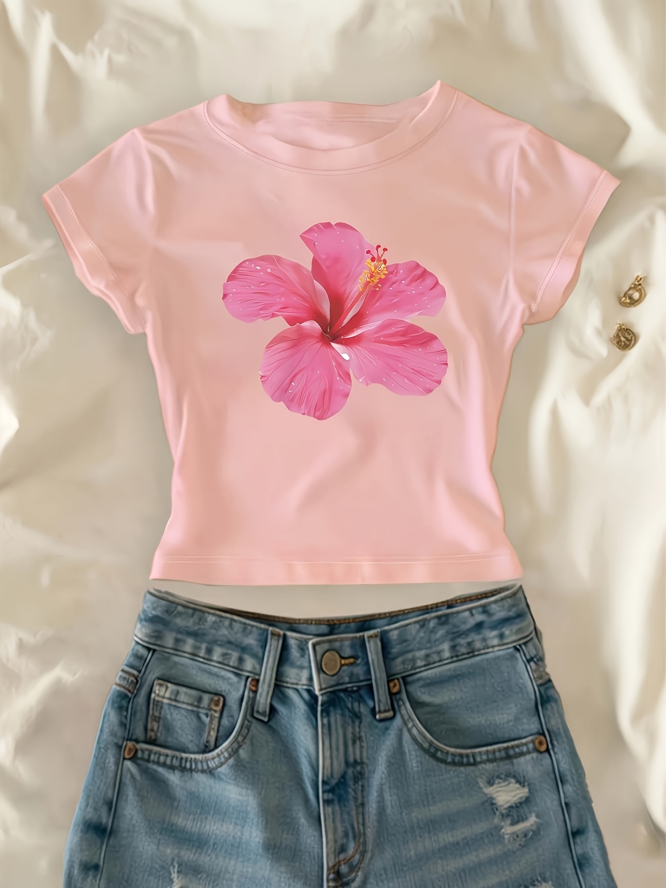 poza articolului tricou de damă cu imprimeu hibiscus   - bluză cu mânecă scurtă și guler rotund compatibilă cu bluze, cu   de hibiscus roz, elasticitate medie, potrivită pentru vacanță, îmbrăcăminte de plajă și purtare casual de zi cu zi, cadou ținută  ă, lavabilă la mașină