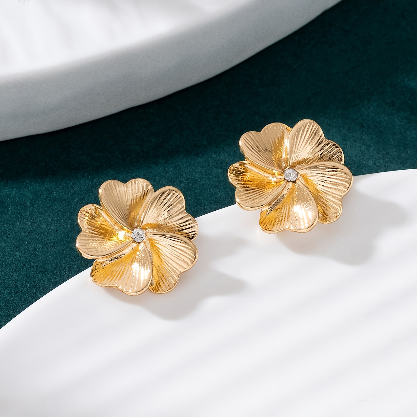TEMU A Pair Of , Gentle Temperament, Brushed Texture, Petals Shining , Clover Earrings For Women
