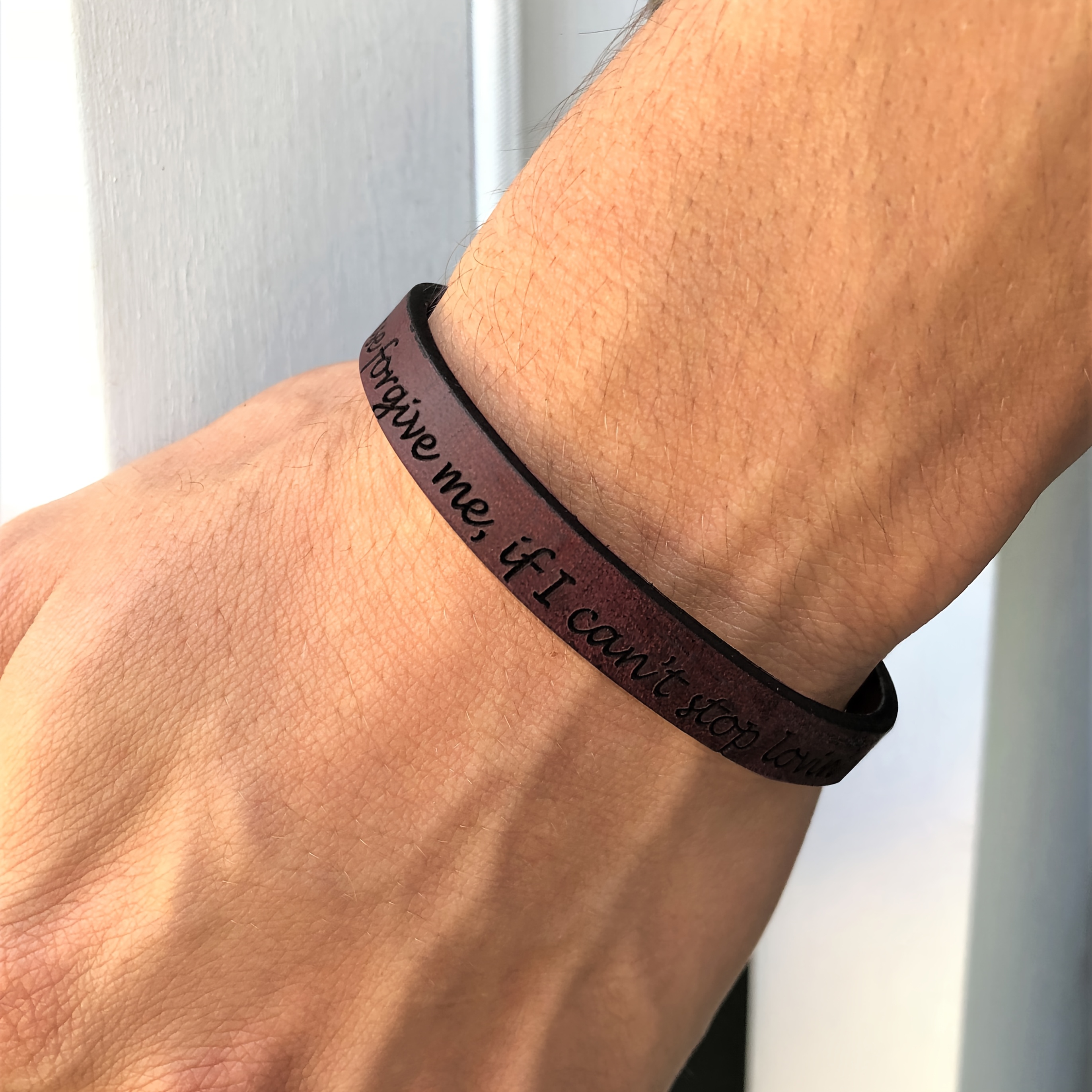E-shop Personalisiertes Herrenlederarmband, personalisiertes Botschaftsarmband, Retro-Stil, individuelles Armband für Ihn oder Sie, graviertes
