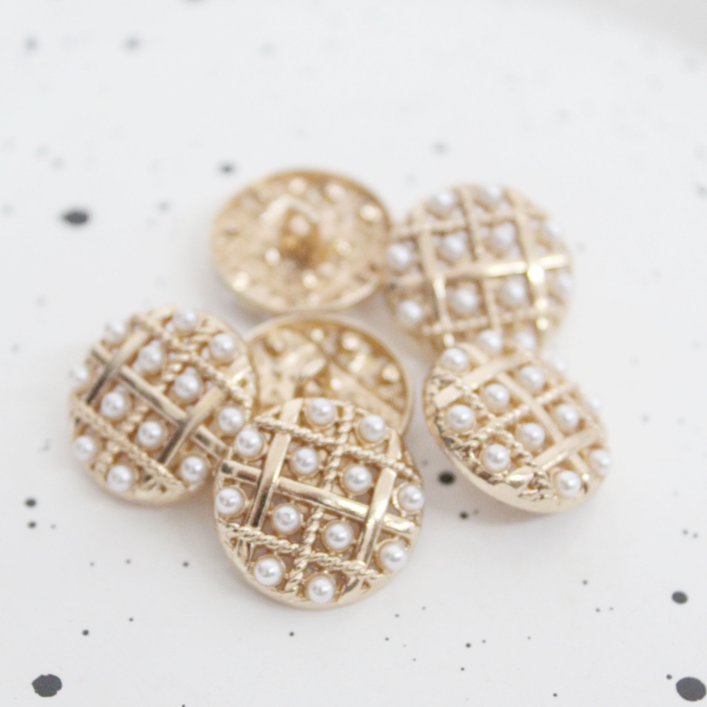 

4 Pcs Gold-tone Pearl-embellished Round Buttons For Sewing, Suitable For Coats, Sweaters, And Snowflake Fabrics