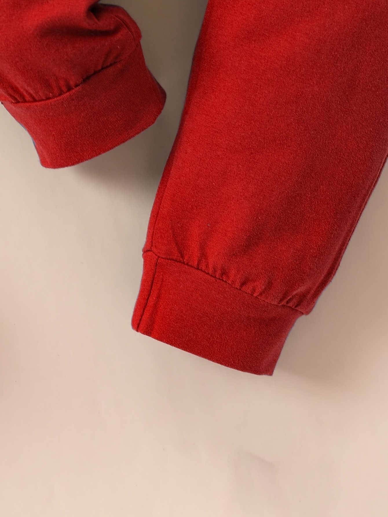 Effenkleurige romper met capuchon en lange mouwen