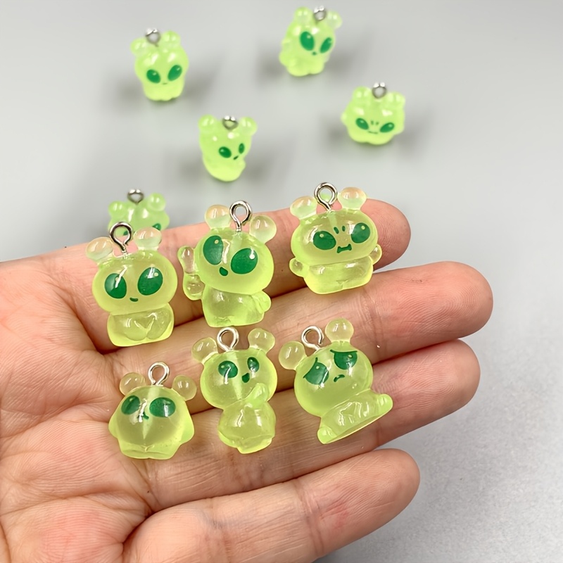 TEMU Lot aléatoire de 12 petits breloques d'aliens verts mignons en résine, parfaites pour la création de bijoux, idéales pour un de fantaisie à vos