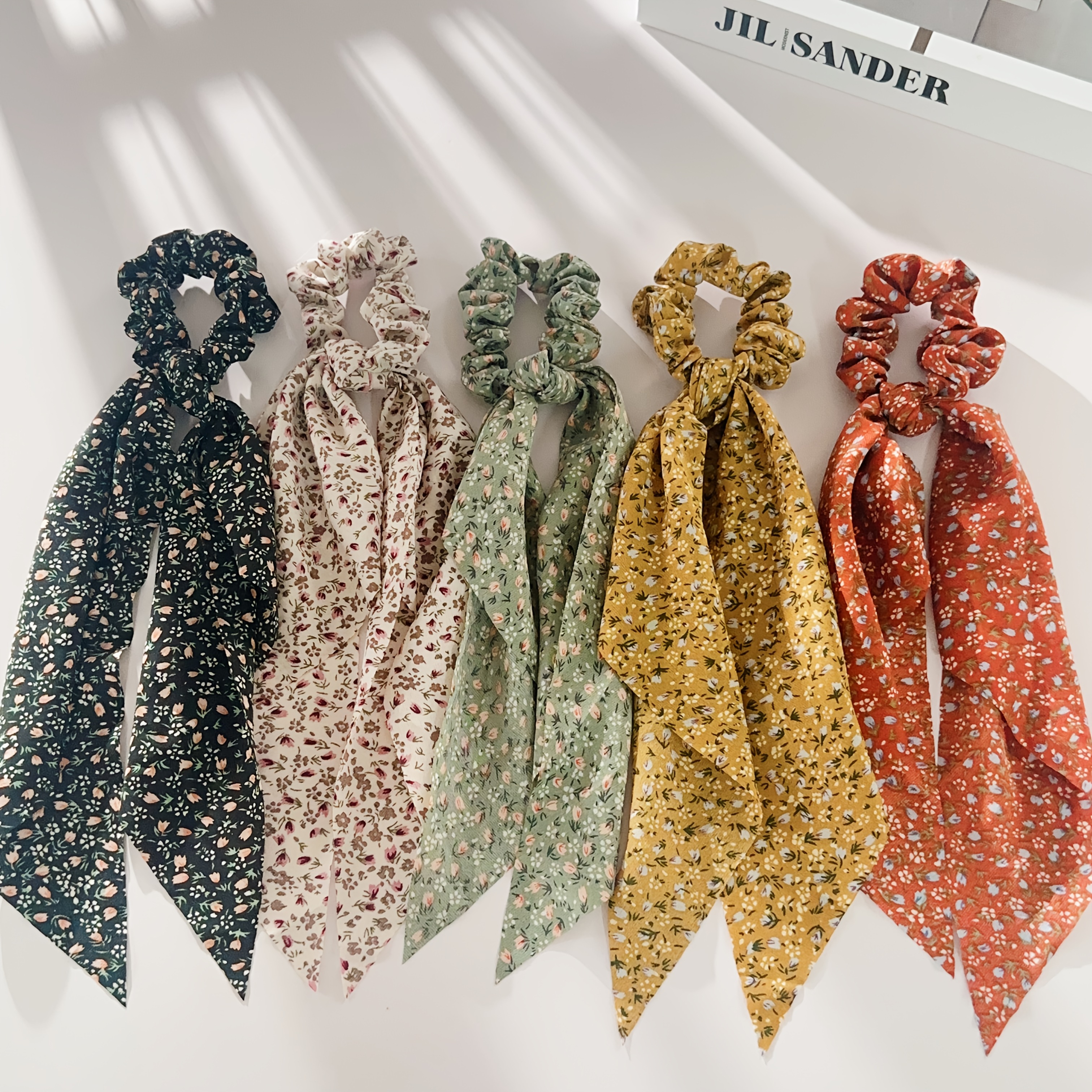 E-shop 5-teiliges Set Damen-Scrunchies aus Stoffband mit süßem elegantem Blumendruck im Bohemian-Stil, Haarschmuck Haargummis im Pastoral-Stil,