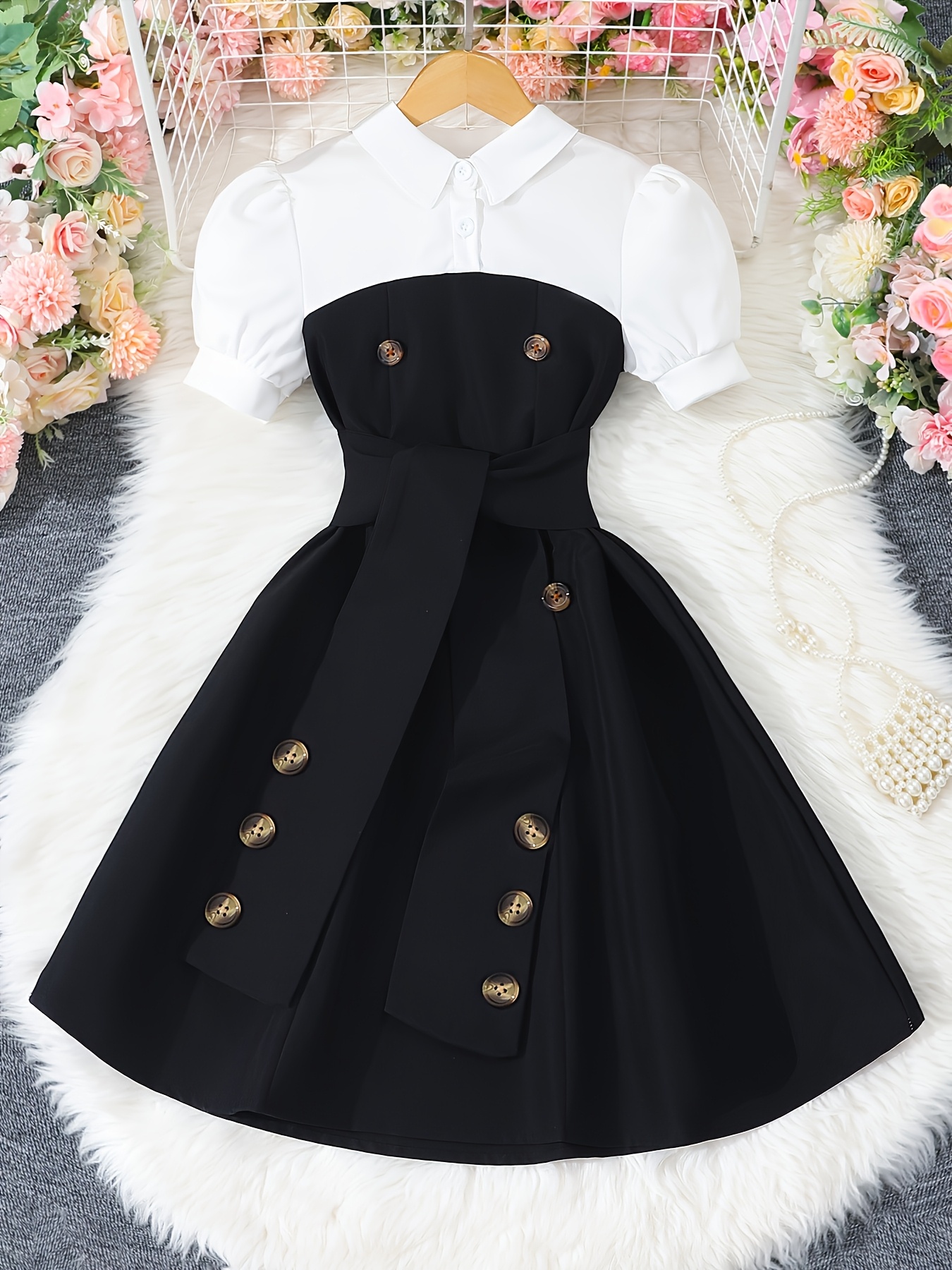 Elegante vestido para niñas en blanco y negro con bloques de color, que presenta mangas abullonadas y un frente abotonado, cintura ceñida y falda acampanada, adecuado para fiestas, bodas y salidas casuales a la playa. Diseño de cuello clásico con tela sin elasticidad. - Imagen 4