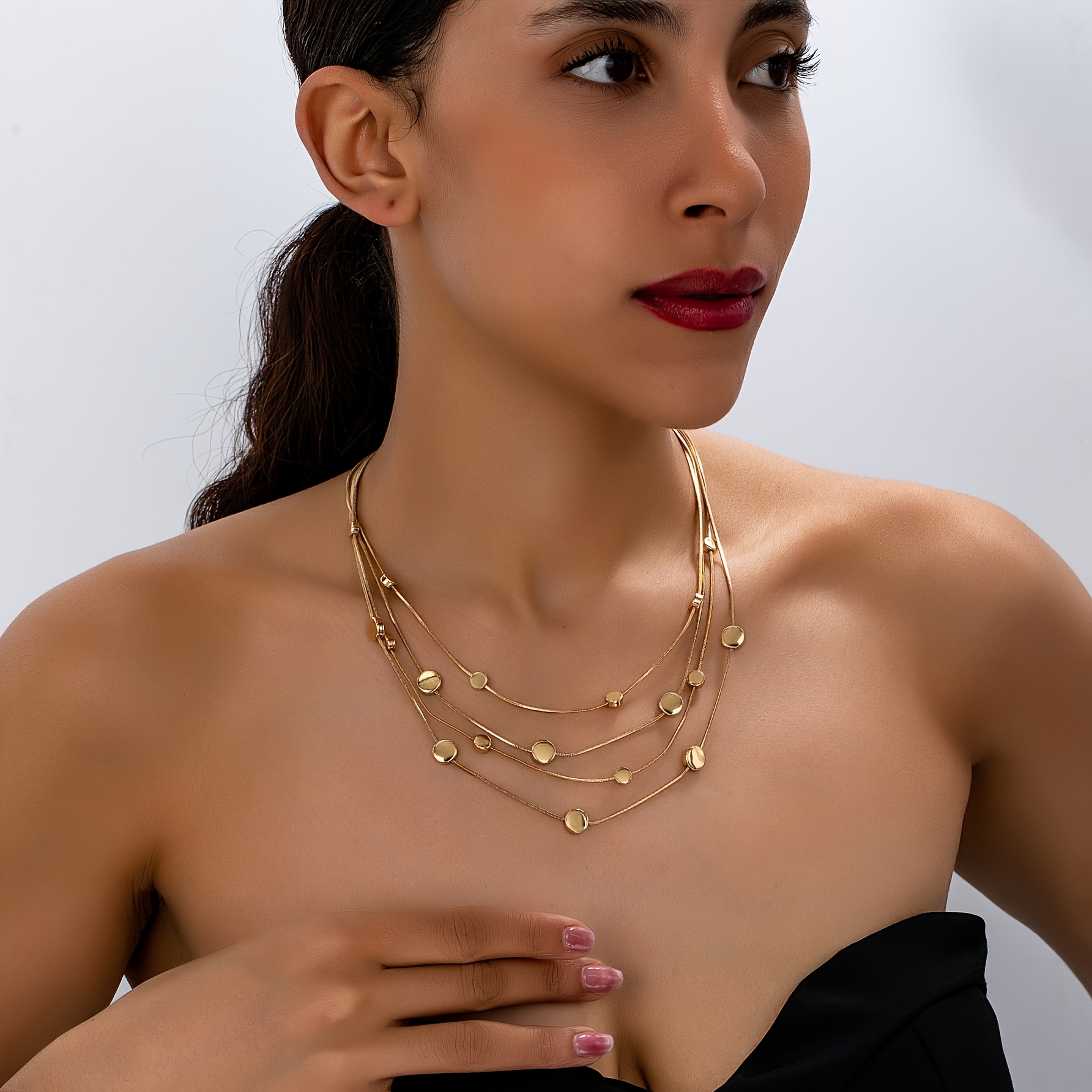 E-shop Eine vielseitige, elegante, kurze modische Damenkettenkette aus Metall mit vielschichtigen, runden Perlen, im geometrischen, minimalistischen,