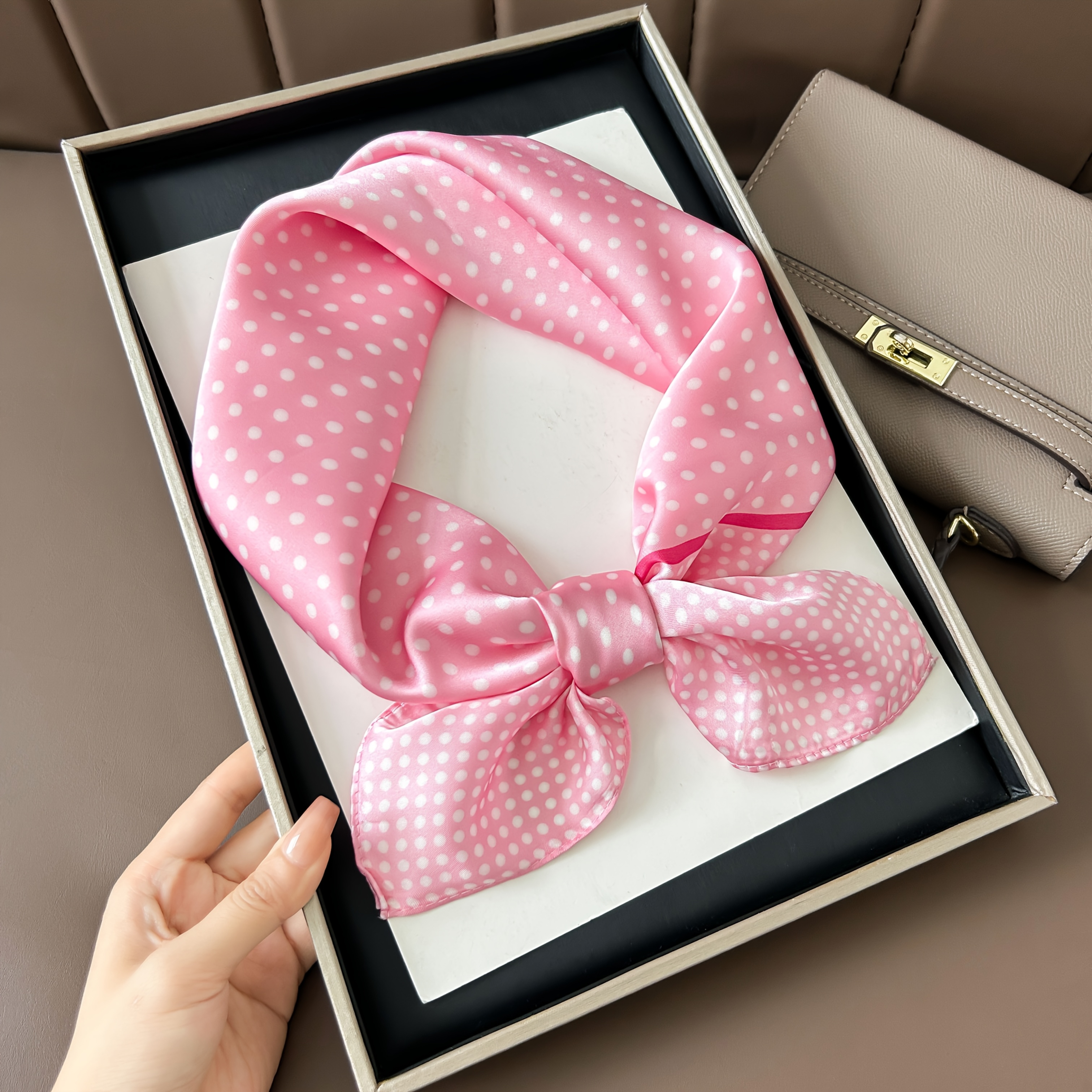 E-shop Eleganter rosa Polka-Dot-Quadrat-Scarf für Damen - Vielseitiger Nackenschal, Stirnband & Schal, weich & stilvoll für Frühling/Sommer-Outfits,