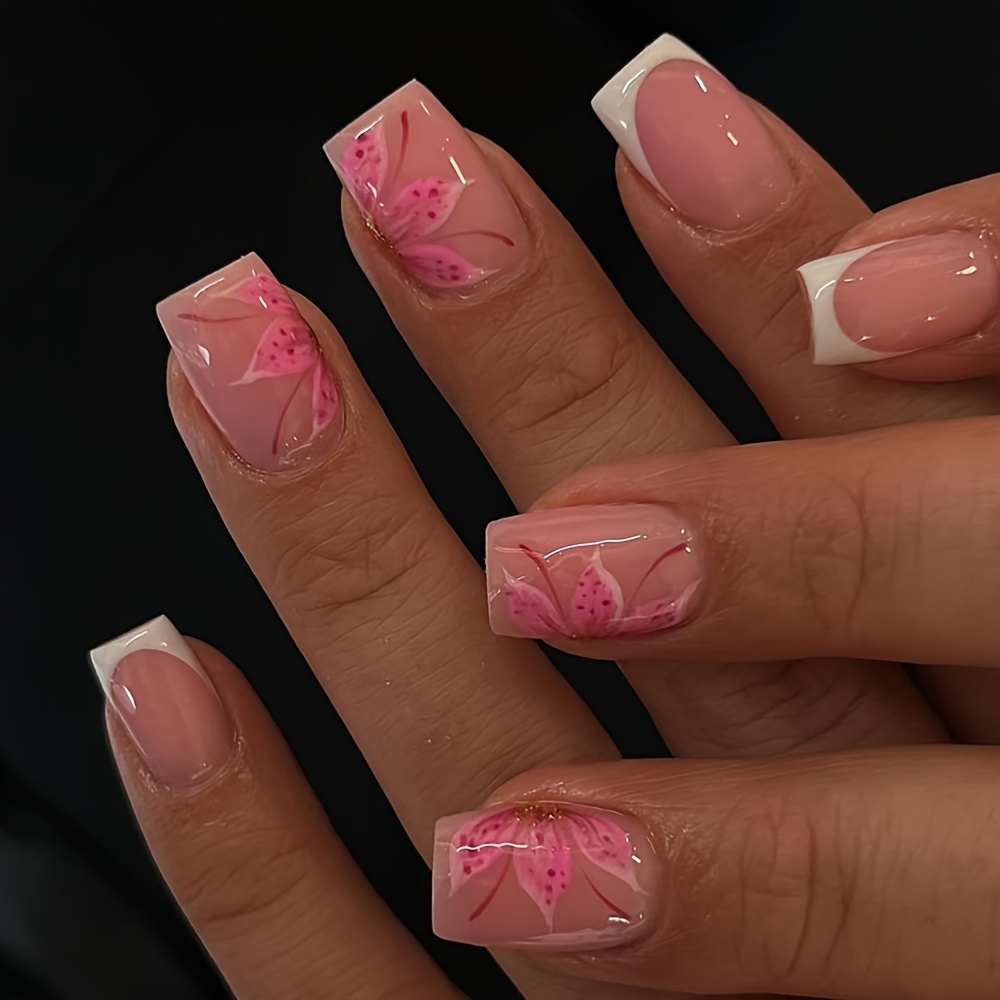 E-shop 24-teiliges Set kurze quadratische Aufklebenägel mit Zubehör, elegante zarte rosa Lilien-Künstliche-Nägel im französischen Stil, voller