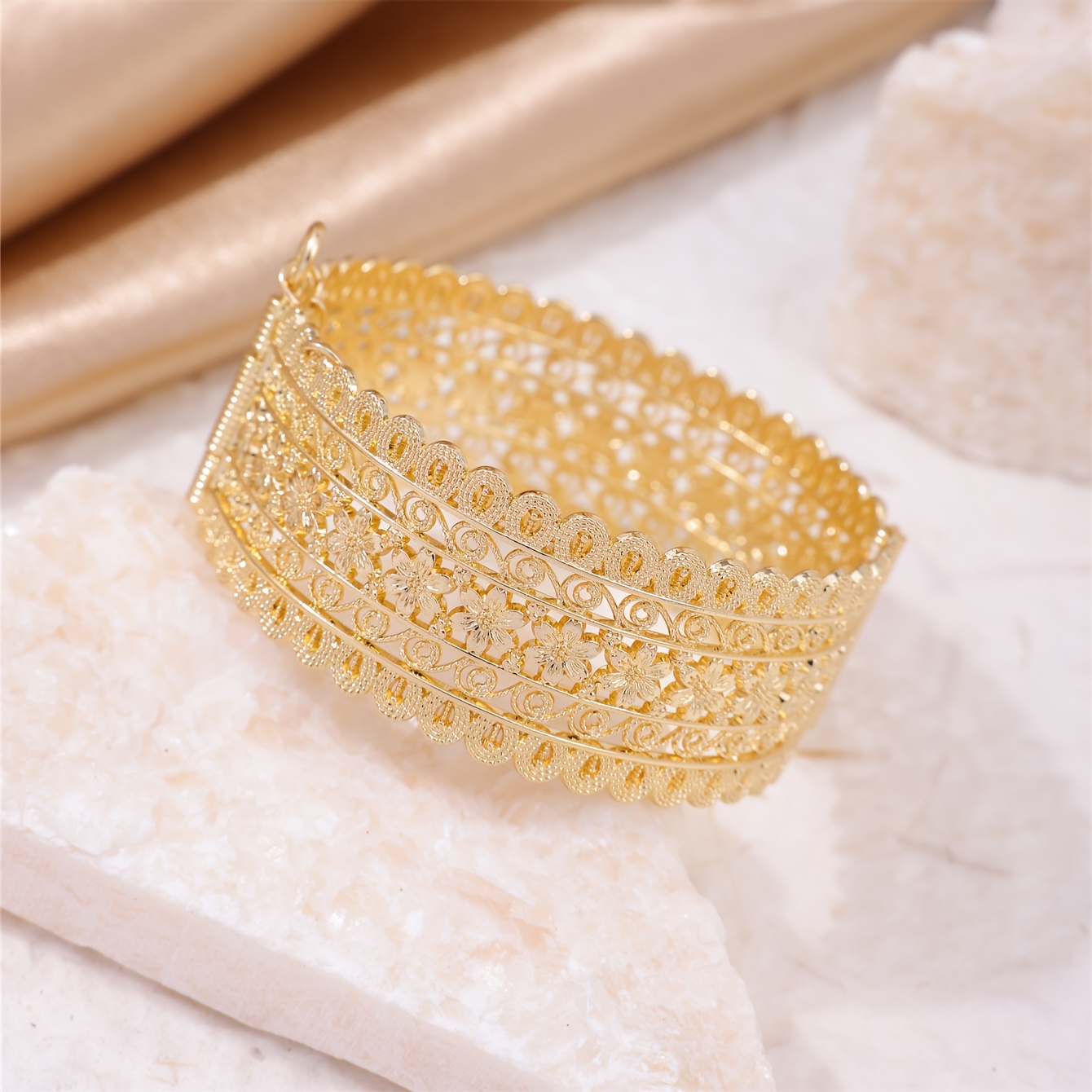 

Elegant Vintage Arabian Style Open Bangle With Floral Engravings - Perfect For Weddings And Celebrations - 22k Gold Plated Zinc Alloy